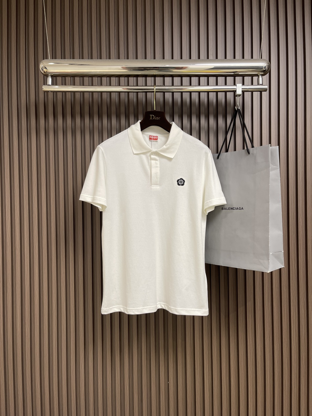 NO:499934,KENZO 2025ss Spring and Summer New Short-sleeved POLO, Begonia Flower Crown Seals are matched with letter logo embroidery technology, with more details, over size large version, using 220g double-strand double-yarn cotton fabric, washed with water, feel more comfortable, the same style as men and women. Size M-3XL, T-shirt, alexander wang19860909KENZO 2025ss春夏新款短袖POLO,海棠花仔章搭配字母标识刺绣工艺,细节到位些,over size大版型,采用220克双股双纱全棉面料,经过洗水处理,手感更加舒适,男女同款.尺码M-3XL,,T-shirt,alexander wang,Men's clothing