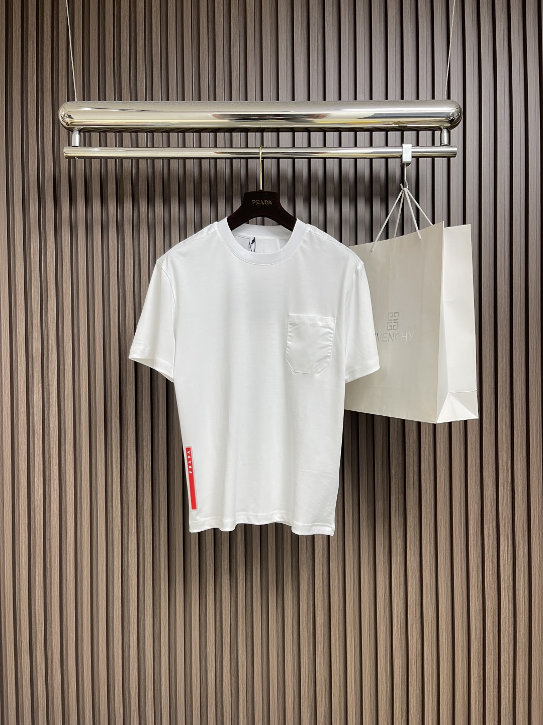 NO:498121,Prada 2025ss Spring and Summer New Short-sleeved Round Neck T-shirt Brand logo red soft rubber design High-end customized long-length cotton fabric.  Soft feel.  Comfortable to wear.  Level exquisite car line.  Fine workmanship.  The upper body effect is invincible and handsome!  A must-have item for handsome men!  Size M-3XL, prada, T-shirt,tees, t-shirt,alexander wang19860909Prada 2025ss春夏新款短袖圆领T恤 品牌logo红色软胶设计 高端定制长绒棉面料．手感柔软．穿着舒适．级别精致车线．做工精细．上身效果无敌帅气！型男必备单品！尺码M-3XL,,prada,T-shirt,tees，t-shirt,alexander wang,Men's clothing