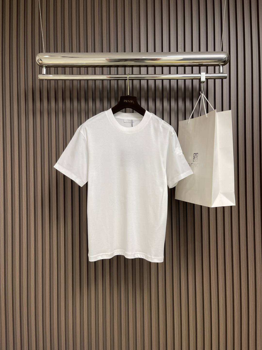 NO:498125,Prada triangular logo inlay pocket short-sleeved T-shirt, custom helium mercerized satin fabric, iconic enameled triangular metal logo decorative sleeves, blending re-nylon nylon fabric embellishes square silhouette, cross-field aesthetic grafting, exquisite small pocket design, highlighting quality and style. The infrared position of the 'prada triangle mark' is used to use imported special aircraft, and the position is more accurate and firm. Needle shuttle splicing technology can make full use of the respective advantages of knitted fabric and woven fabric. By choosing the right sewing process and stitching, the splicing parts can be ensured to be firm and beautiful. Size M-3XL, prada, T-shirt,tees, t-shirt,alexander wang19860909prada 三角标嵌饰口袋短袖T恤,定制氦蚀丝光棱缎面料,标志性涂珐琅三角形金属徽标装饰衣袖,融合re-nylon尼龙织物点缀方正廓形,跨领域美学嫁接,精致的小口袋设计,彰显品质与格调.采用进口专机红外线定位'prada三角标'位置更为精准 牢固结实.针梭拼接技术,能够充分利用针织面料和梭织面料的各自优点,通过选择合适的缝制工艺和线迹,可以确保拼接部位牢固且美观.尺码M-3XL,,prada,T-shirt,tees，t-shirt,alexander wang,Men's clothing