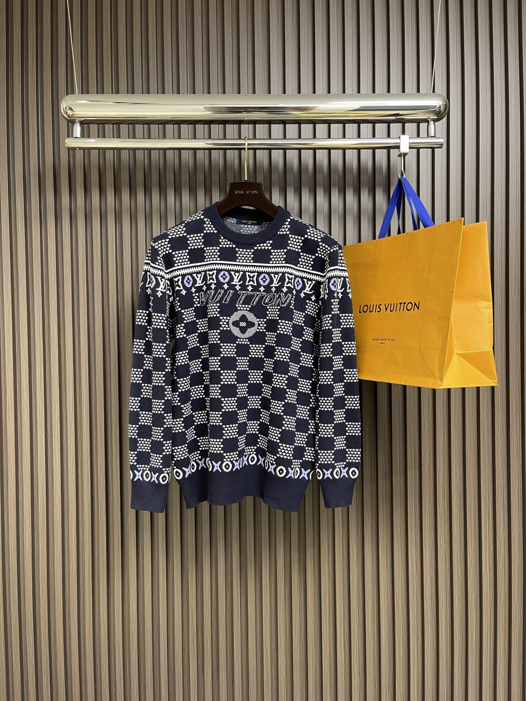 NO:498183,LV inlay round neck wool knitted sweater This fabric is made of wool and cotton yarn. The high-density weaving method of the 12-needle imported machine is very costly. Each piece takes about 180 minutes, and a machine knitted hundreds of pieces a day. It is a very time-consuming and labor-intensive one. The dots and LOGO size of each piece of clothing are the same as the original. The classic pattern and brand logo jacquard pattern are outlined for a deep background, and then the Fair Island sweater is reshaped with a soft shoulder design. You can wear a ski jacket or light up a bonfire. Size S-XL,,louis vuitton, jackets & coats, sweaters, alexander wang19860909LV 幅嵌花圆领羊毛针织毛衣 该款面料采用羊毛与棉纱线织出,12针进口机高密度织法成本非常之高,每一件用时约180分钟,一台机器一天织出百来件.非常耗时耗力的一款.全幅度嵌花每一件衣服的点位和LOGO大小都与原版一至.为深邃背景勾勒经典图案和品牌标识提花织纹,再以柔软落肩设计重塑费尔岛针织衫.可外搭滑雪夹克或点亮篝火场合.尺码S-XL,,louis vuitton,jackets & coats,sweaters,alexander wang,Men's clothing