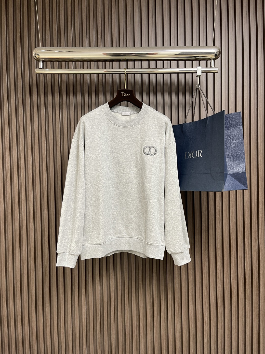 NO:499955,Dior 2025SS autumn and winter icon badge embroidered round neck sweatshirt, exclusive custom 430g pure cotton terry fabric with original board, very comfortable texture, customer-supplied fabric with 430g 2x2 threads, customized auxiliary materials, collar mark, washing mark, tag. Size S-XL S S S S S width 58cm Bust 114cm Long 70cm M S S Shoulder 59.5cm Bust 118cm Long 72cm L S Shoulder 61cm Bust 122cm Long 74cm XL S Shoulder 62.5cm Bust 126cm Long 76cm, Dior,hoodie,sweatshirts,alexander wang19860909Dior 2025SS秋冬icon徽章刺绣圆领卫衣,采用原板独家定制430克纯棉毛圈面料,质感非常舒服,客供面料搭配430克2x2螺纹,定制辅料 领标 洗水唛 吊牌 .尺码S-XL S码肩宽58cm 胸围114cm衣长70cm M码肩宽59.5cm 胸围118cm衣长72cm L码肩宽61cm胸围122cm衣长74cm XL码肩宽62.5cm 胸围126cm衣长76cm,,dior,hoodie,sweatshirts,alexander wang,Men's clothing