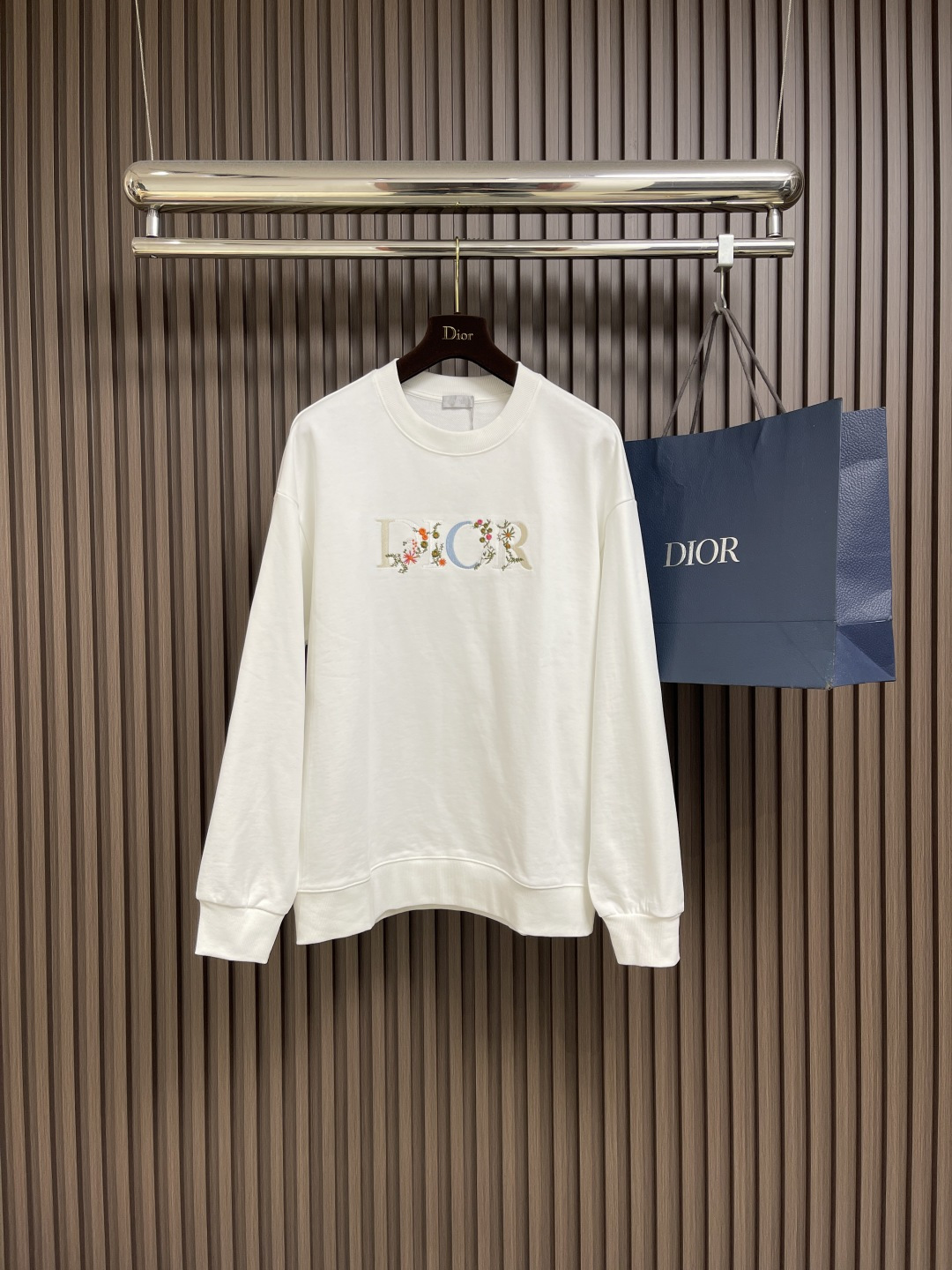 NO:504503,Dior 2025fw early autumn new floral embroidered short pullover sweatshirt, creating luxurious and painted logo elements, a must-have style for high-end temperament, a single item with a very tone and charm!  Custom fabrics are made of all cotton, skin-friendly and breathable. The chest is exquisitely embroidered with floral patterns, which highlights the designer's charm and artistic sense of modern art. It is an extremely luxurious high-end item, the same style as men and women. Size S-XL S S S S width 58cm Bust 114cm Long 70cm M S S shoulder width 59.5cm Bust 118cm Long 72cm L S shoulder width 61cm Bust 122cm Long 74cm XL S shoulder width 62.5cm Bust 126cm Long 76cm, Dior,hoodie,sweatshirts,alexander wang19860909Dior 2025fw早秋新品花卉刺绣短套头卫衣,奢华程度满分的彩绘logo元素打造,高端气质型必入的极品款式,一款极具腔调感与魅力的单品！定制面料采用全棉质地,亲肤透气.胸前精工密针刺绣花卉图案,彰显出设计师对于现代艺术魅力与艺术感,属于极为奢华的高端单品,男女同款,尺码S-XL S码肩宽58cm 胸围114cm衣长70cm M码肩宽59.5cm 胸围118cm衣长72cm L码肩宽61cm胸围122cm衣长74cm XL码肩宽62.5cm 胸围126cm衣长76cm,,dior,hoodie,sweatshirts,alexander wang,Men's clothing