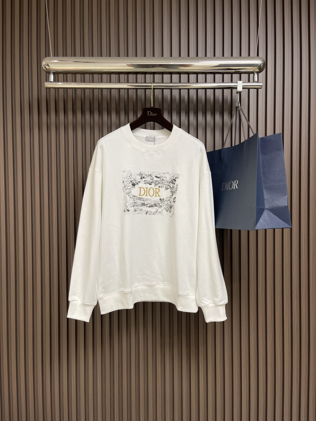 NO:498155,Dior classic embroidered men's cotton long-sleeved round-neck sweatshirt, this sweatshirt is carefully crafted from imported cotton fleece cloth. It is soft and comfortable, and the chest is decorated with embroidery to enhance the style. The regular version is matched with ribbed round neck, cuffs and bottom edge, and can be matched with various casual items. Size S-XL S S shoulder width 58cm bust 114cm long 70cm M size shoulder width 59.5cm bust 118cm long 72cm L size shoulder width 61cm bust 122cm long 74cm XL S shoulder width 62.5cm bust 126cm long 76cm, dior, hoodie, sweatshirts, alexander wang19860909Dior 经典刺绣男士纯棉长袖圆领卫衣,这款卫衣采用进口棉质抓绒布精心制作.柔软舒适,胸前饰以刺绣提升格调.常规版型,搭配罗纹圆领、袖口和底边,可与各式休闲单品搭配.尺码S-XL S码肩宽58cm 胸围114cm衣长70cm M码肩宽59.5cm 胸围118cm衣长72cm L码肩宽61cm胸围122cm衣长74cm XL码肩宽62.5cm 胸围126cm衣长76cm,,dior,hoodie,sweatshirts,alexander wang,Men's clothing