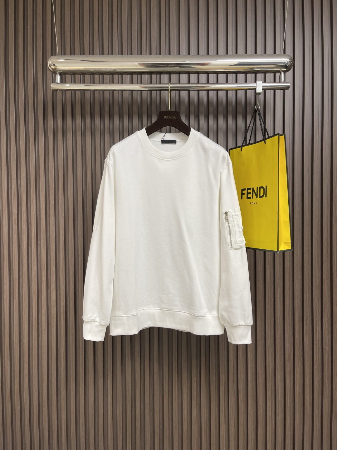 NO:499924,Prada 2025ss early autumn round neck pullover sweatshirt, nylon splicing nameplate sleeves and arms design, his classic design elements seem simple, the upper body has a highlight, the integrated tailoring, the neckline is slightly fitting the neck, the overall upper body feels more fashionable, good style and good fabric!  High-density combed cotton material.  The upper body is comfortable and skin-friendly, warm and stylish!  And has texture.  Hardware and auxiliary materials full-quality order.,,prada,hoodie,sweatshirts,alexander wang19860909Prada 2025ss早秋圆领套头卫衣,尼龙拼接铭牌袖臂的设计 他家经典的设计元素 看似简单,上身很有亮点,合体的剪裁 领口微微贴合颈部,整体上身感更具时尚感,好版型好面料！高密精梳棉的材质．上身舒适亲肤,保暖有型！且具有质感．五金辅料全品相订单.,,prada,hoodie,sweatshirts,alexander wang,Men's clothing