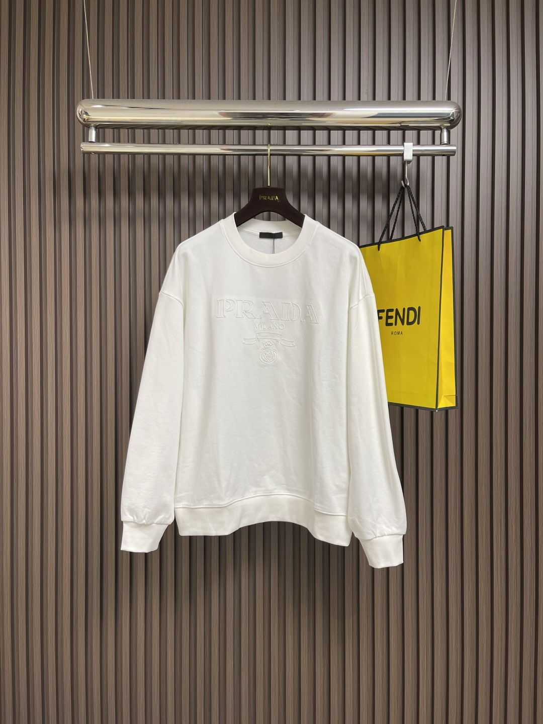 NO:499919,Prada 2025fw autumn and winter new logo logo round neck sweatshirt, using 420g cotton double-strand large terry fabric in the same tank to dye. It does not shrink or fade, it feels comfortable to touch, and has a strong texture. Digital positioning letters on the chest. A must-have classic slightly wide version for men and women. Size S-XL S S S S width 58cm Bust 114cm Long 70cm M S S shoulder width 59.5cm Bust 118cm Long 72cm L S shoulder width 61cm Bust 122cm Long 74cm XL S shoulder width 62.5cm Bust 126cm Long 76cm, prada, hoodie, sweatshirts, alexander wang19860909Prada 2025fw秋冬新品logo标识圆领卫衣,采用420g全棉双股大毛圈面料同缸定染.不缩水不退色,手感舒服,质感超强.胸前数码定位字母仔章.潮男潮女必备经典微阔版型.尺码S-XL S码肩宽58cm 胸围114cm衣长70cm M码肩宽59.5cm 胸围118cm衣长72cm L码肩宽61cm胸围122cm衣长74cm XL码肩宽62.5cm 胸围126cm衣长76cm,,prada,hoodie,sweatshirts,alexander wang,Men's clothing