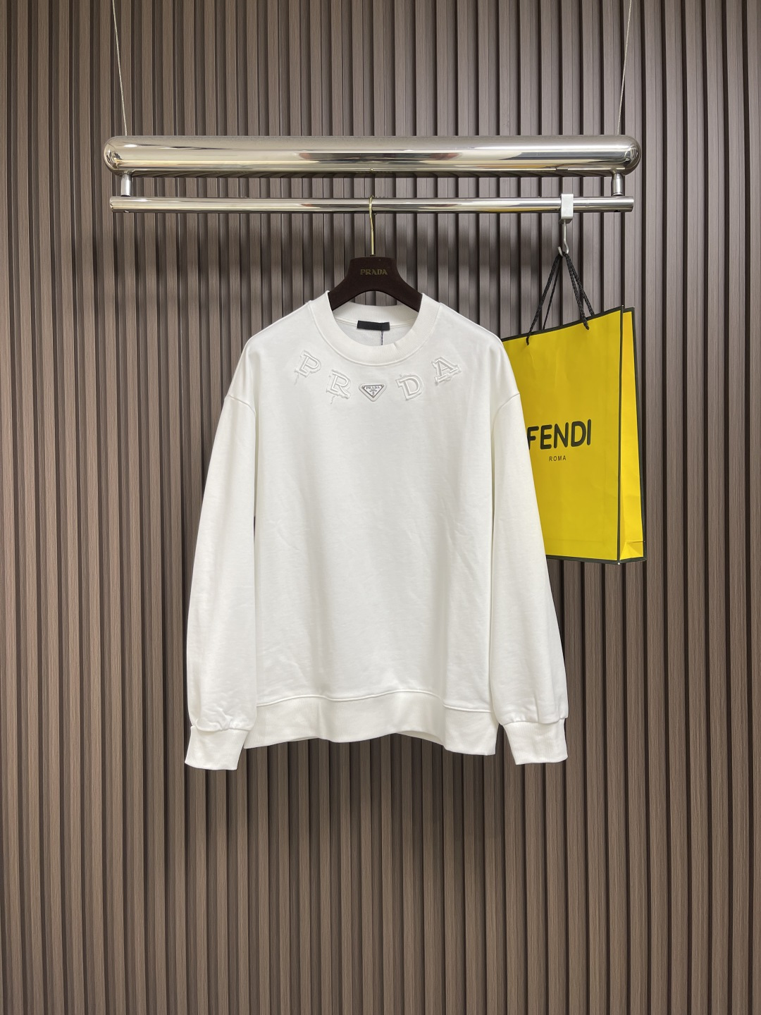 NO:498164,prada 2025ss  Triangular iron brand round neck sweatshirt, active blue wave light anti-wrinkle double-sided fabric, gram weight 310g. The fabric threads are the same as the cylinder. The fabric has a little smooth texture after special treatment, and the surface material is clear and delicate. Reactive dyes are a dye that can react chemically with fibers. They can generate covalent bonds to make dye molecules firmly bond to the fibers. The dye has a bright color and good color fastness. Using reactive dyes in fabrics can ensure the durability and stability of the color. By changing the chemical structure of the fibers, the elasticity and elasticity of the fibers are improved, thereby enhancing the wrinkle resistance of the fabrics. Double-sided fabrics refer to fabrics with two different surfaces. They may be dyed with reactive dyes to ensure the color.  The brightness and durability of the fabric; improve the wrinkle resistance of the fabric through fiber modification, fabric structure or post-treatment process. The classic pada's iconic triangular iron plate embellishes the body according to the original positioning of the metal triangle logo, and the hardware triangle font is clear and smooth. It is based on the real object and is extremely restored from the material, size and weight. The letter pattern is clear and clear, and the font is smooth and textured. The classic round neck basic pattern design, and the round neck long sleeves are one of the basic designs of the Prada series. The back and shoulder thread are added with elastic inserts inside the seams, which can withstand repeated repeated washing without deformation. The material itself has ductility and resilience, and the upper body will not have a corset feeling, and the cuffs and bottom sliding kiln double-needle thread. Size S-XL  S size shoulder width 58cm bust 114cm long 70cm M size shoulder width 59.5cm bust 118cm long 72cm L size shoulder width 61cm bust 122cm long 74cm XL size shoulder width 62.5cm bust 126cm long 76cm, prada, hoodie, sweatshirts, alexander wang19860909prada 2025ss 三角铁牌圆领卫衣,活性蓝波光抗皱双面面料,克重310g.面料螺纹同缸无色差.面料经过特殊处理带有一点光滑质感,表层材质肌理清晰,细腻精致.活性染料是一种能与纤维发生化学反应的染料,它们能生成共价键,使染料分子牢固地结合在纤维上.染料具有鲜艳的色泽和良好的色牢度.在面料中使用活性染料,可以确保颜色的持久性和稳定性.通过改变纤维的化学结构提高纤维的弹性和回弹性,从而增强面料的抗皱性能.双面面料是指具有两个不同表面的面料,它可能采用活性染料染色,确保颜色的鲜艳和持久；通过纤维改性、织物结构或后处理工艺等手段提高面料的抗皱性能.经典pada标志性的三角标铁牌,根据原版定位金属三角徽标点缀衣身,五金三角字体清晰流畅.以实物为基准、从材质、尺寸、克重都极致还原.字母图案纹路清晰明了,字体流畅有质感.经典圆领基础版型设计,圆领长袖是prada系列的基础设计之一,后副龟背、肩线做缝处均内加弹力嵌条,经得起多次反复穿洗不变形.材质本身具有的延展性与回弹力,上身不会有束身感,袖口与底摆坎车双针车线.尺码S-XL S码肩宽58cm 胸围114cm衣长70cm M码肩宽59.5cm 胸围118cm衣长72cm L码肩宽61cm胸围122cm衣长74cm XL码肩宽62.5cm 胸围126cm衣长76cm,,prada,hoodie,sweatshirts,alexander wang,Men's clothing