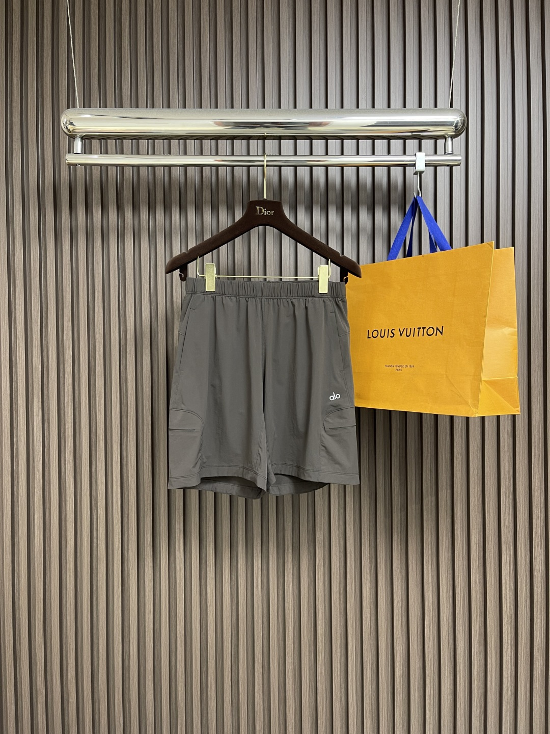 NO:498140,ALO 2025 summer new quick-drying shorts casual pants, customized fabric, breathable and comfortable, impeccable details, brand elements design concept, reflect quality. The feel is delicate and soft to present casual cut, and the upper body style is superb!  Size M-3XL, shorts, alexander wang19860909ALO 2025夏季新款速干短裤休闲裤,定制面料 透气舒适度高,细节无可挑剔,品牌元素设计理念,体现品质.手感细腻柔软呈现休闲裁剪,上身版型超赞！尺码M-3XL,,shorts,alexander wang,Men's clothing