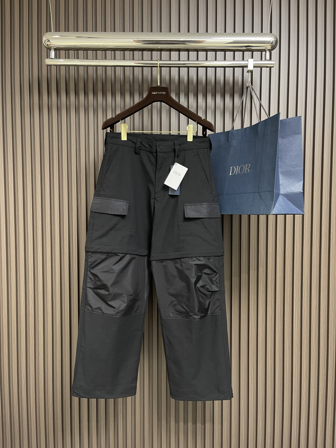 NO:499958,Dior 2025 early autumn new product joint brand limited removable straight-piece work pants. Back embroidery, loose fit, front middle zipper decoration four-fold buckle closure, splicing design, 1:1 original development, three-standard and auxiliary materials to restore. Size 46-52,,dior,alexander wang19860909Dior 2025早秋新品联名限定可拆卸直筒工装裤.后幅绣花,宽松版型,前中拉链饰四合扣开合,拼接设计,1:1原版开发,三标、辅料对版还原.尺码46-52,,dior,alexander wang,Men's clothing