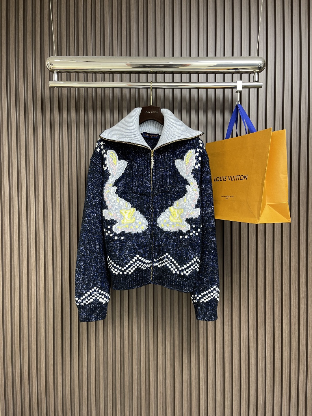 NO:504487,Lv x Nigo series Zipper knitted waist jacket jacket, this tunic jacket focuses on the creative picture painted by Pharrell Williams and Nigo in the fall and winter of 2025. The koi wearing the LV logo cruising on the front, and behind the cherry blossoms and Japanese markings reveal the cultural source of Nigo. The exquisite pattern is presented in cotton-wool blend knitted through inlay and embroidery, with delicate texture like handmade. The beaded zipper head adds an elegant touch to the comfortable silhouette. Size S-XL, louis vuitton, jackets & coats, jackets & coats, alexander wang19860909Lv x Nigo系列 拉链针织束腰夹克外套,本款束腰夹克聚焦 Pharrell Williams与Nigo在2025秋冬季携手共绘的创意图景.身披 LV 标识的锦鲤在正面游弋,樱花和日文字样标记背后,道出Nigo 的文化之源.考究图案通过嵌花和刺绣工艺呈现于棉毛混纺针织,纹理细腻有如手工制成.珠饰拉链头为舒适廓形再添雅致一笔.尺码S-XL,,louis vuitton,jackets & coats,jackets & coats,alexander wang,Men's clothing