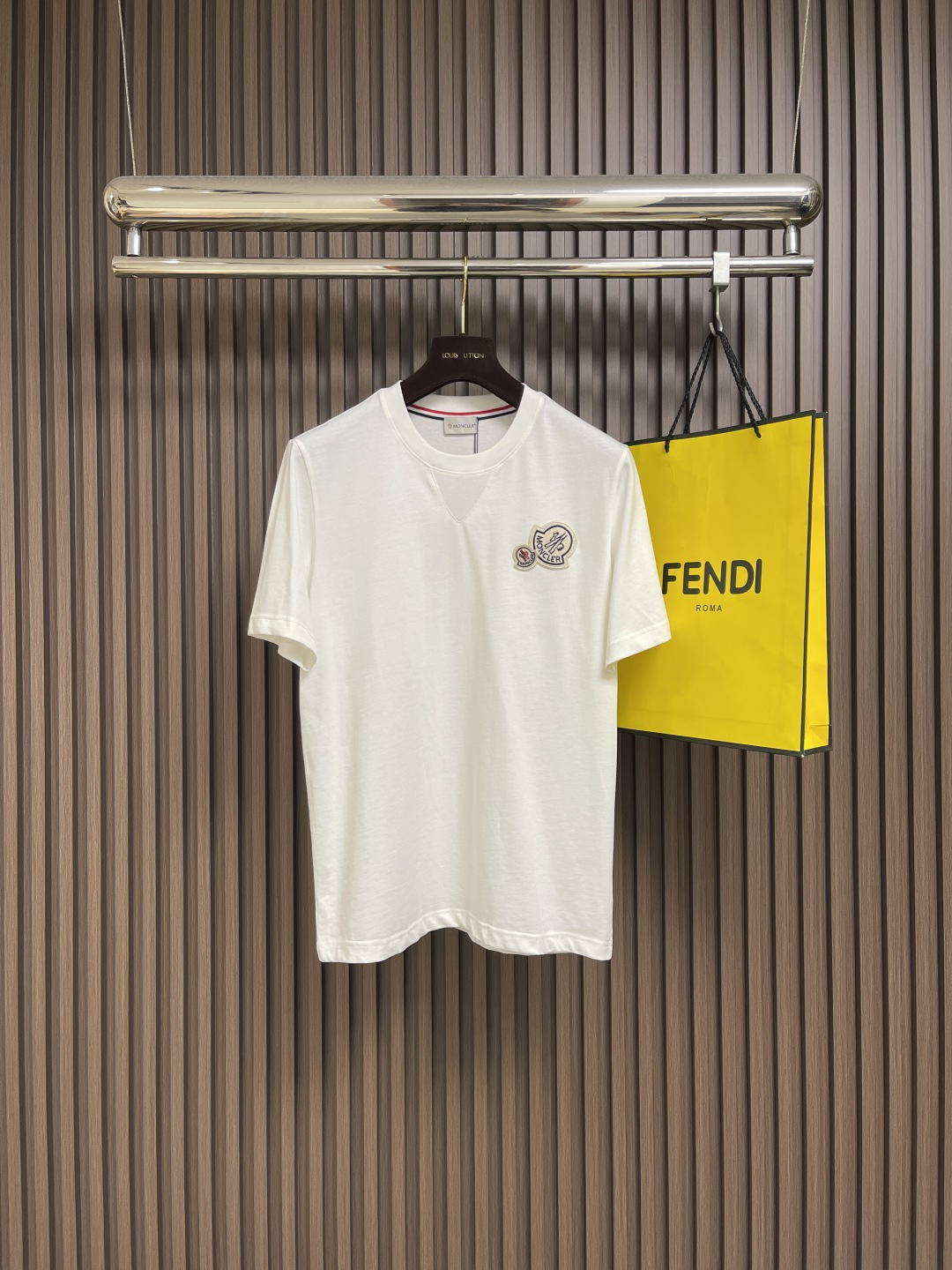 NO:504476,MONCLER logo short-sleeved T-shirt, the fabric is made of Xinjiang long velvet cotton 32 double-strand fabric 240 grams of double yarn, and is embroidered with Bailingda embroidery machine. The overall thread is straight and delicate, the fabric is comfortable and soft, and the color is consistent and has no color difference. It can be matched with the same style to create a fashionable look, control various occasions, customize auxiliary materials, complete three standards, and the same style for men and women!  Size S-XL S size bust 102cm Shoulder width 44cm Clothes length 69cm M size bust 106cm Shoulder width 45cm Clothes length 70cm L size bust 110cm Shoulder width 46cm Clothes length 71cm XL size bust 114cm Shoulder width 47cm Clothes length 72cm, T-shirt,tees,t-shirt,alexander wang19860909MONCLER 标志仔章短袖T恤,面料采用新疆长绒棉32支双股面料240克双纱 采用百灵达刺绣机作业章仔绣花.整体走线平直细腻,面料舒适柔软,颜色一致无色差 能与同款搭配营造时尚造型,驾驭各种场合,定制辅料,三标齐全,男女同款！尺码S-XL S码胸围102cm 肩宽44cm 衣长69cm M码胸围106cm 肩宽45cm 衣长70cm L码胸围110cm 肩宽46cm 衣长71cm XL码胸围114cm 肩宽47cm 衣长72cm,,T-shirt,tees，t-shirt,alexander wang,Men's clothing