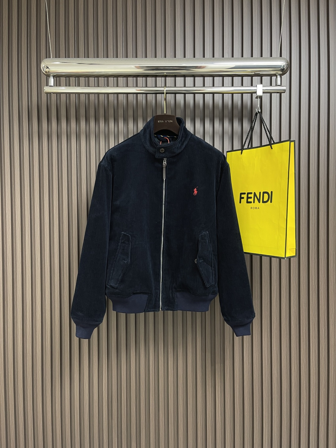 NO:499930,Ralph Lauren embroidered corduroy jacket, customized wide ribbed corduroy elegant, presented with a deep navy blue elegance, low-key and luxurious. The exquisite red pony logo embroidery ignites the overall vitality and passion, and the stand-up collar design is simple and elegant. The imported machine embroidery technology is used, and advanced computer control systems and precise mechanical components are used to realize the iconic pony embroidery operation. The template machine opens the bag, and the preset template guides the position of the bag, shape and size, and the accuracy ensures the quality of the bag opening effect. The infrared positioning cutting bed realizes the precise positioning of the material through infrared transmitters and infrared receivers, and the accuracy can reach the micron level, thus meeting the effect of high-precision cutting of the plaid. Size S-XL, loro piano, jackets & coats, alexander wang19860909Ralph Lauren 刺绣灯芯绒夹克,定制宽棱纹韵丝缕灯芯绒雅织,以一抹深邃的藏蓝色优雅呈现,低调且奢华.精致的红色小马标点缀其间,点燃了整体的活力与激情,立领设计简洁大方.采用进口机刺绣工艺,使用先进的计算机控制系统和精密的机械部件,实现标志性小马刺绣作业.模版机开袋,预设的模板来指导开袋的位置 形状和大小,精确性确保了开袋效果质量.红外线定位裁床,通过红外发射器和红外接收器来实现对材料的精准定位,精度可达到微米级别,从而满足格纹对位高精度裁剪的效果.尺码S-XL,,loro piana,jackets & coats,alexander wang,Men's clothing