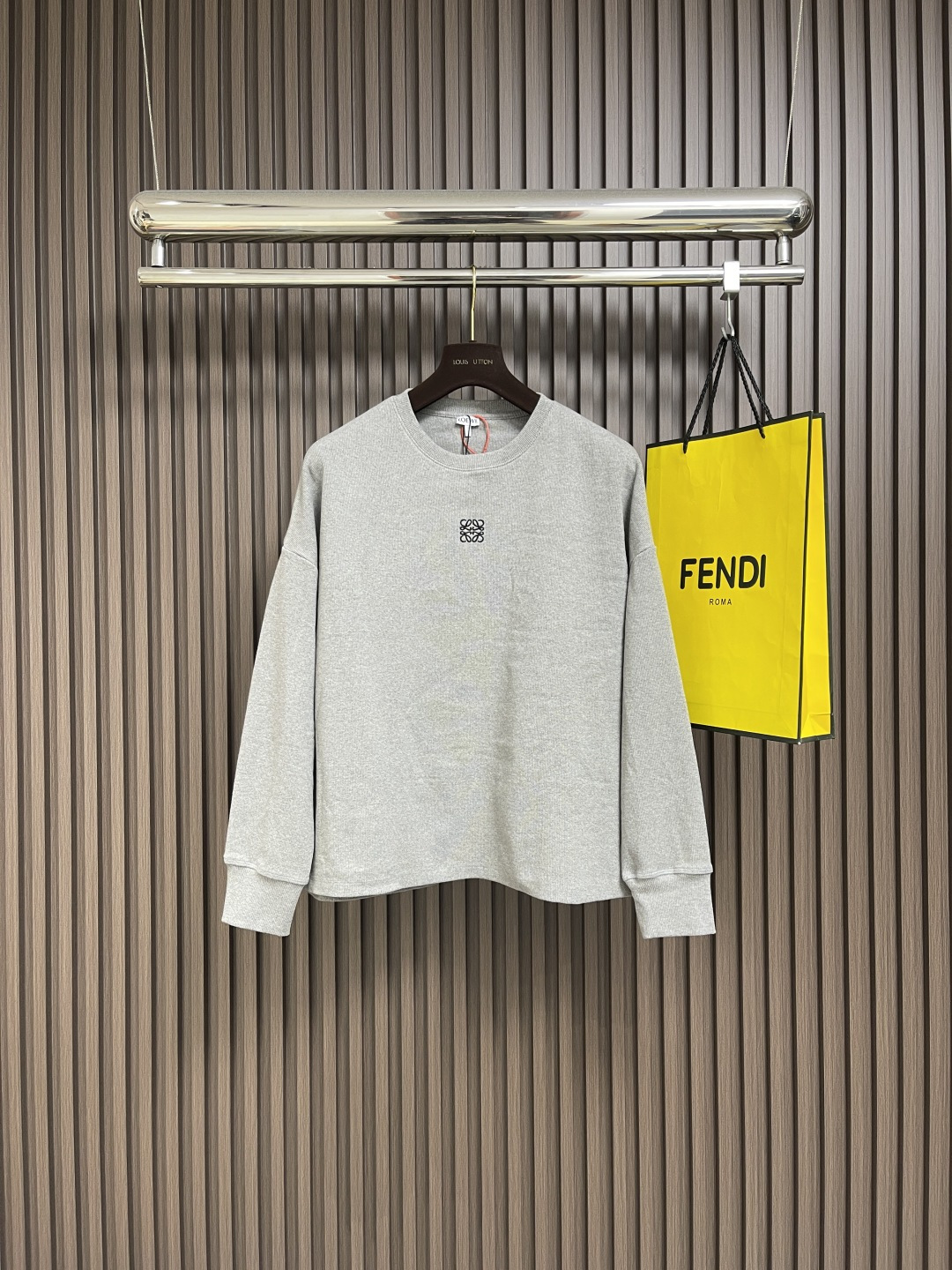 NO:504517,Loewe Anagram embroidered long-sleeved T-shirt, customized densely woven cotton ribbed cotton, the iconic Loewe Anagram embroidery mark is embroidered on the chest, condensing the essence of the brand with a minimalist shape, neatly tailored to fit the body curves without excessive color stacking. The imported machine embroidery technology is used, and advanced computer control systems and precise mechanical components are used to realize Loewe Anagram embroidery operation. Size S-XL,,loewe,tees, t-shirt,alexander wang19860909Loewe Anagram 刺绣长袖T恤,定制密织绵纹罗纹棉粹,标志性Loewe Anagram刺绣印记点缀于胸前,以极简之形凝聚品牌精髓,利落剪裁贴合身体曲线,没有过多的色彩堆砌.采用进口机刺绣工艺,使用先进的计算机控制系统和精密的机械部件,实现Loewe Anagram刺绣作业.尺码S-XL,,loewe,tees，t-shirt,alexander wang,Men's clothing