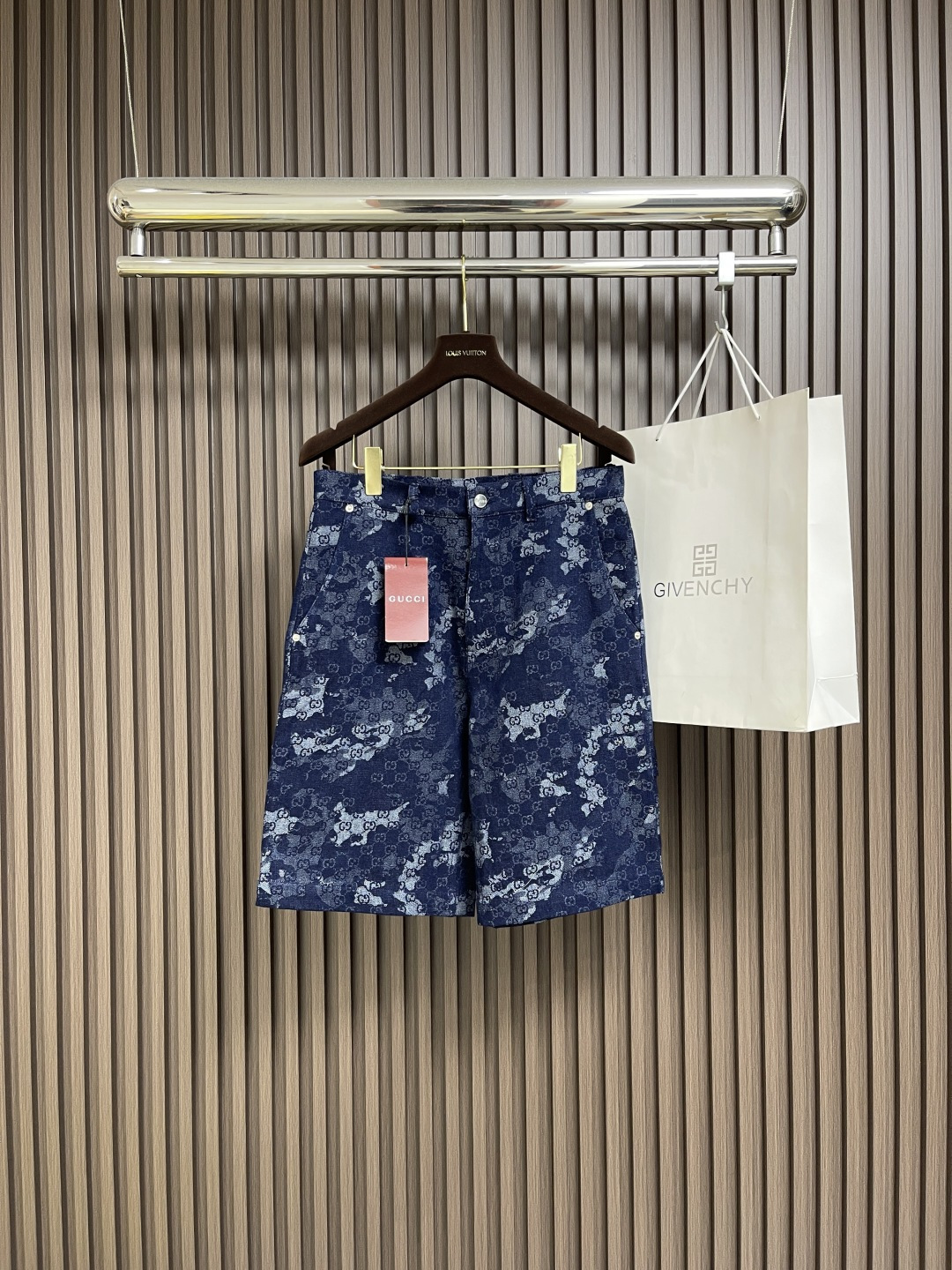 NO:501612,Tops, shorts, GUCCI jacquard denim short-sleeved shirt and shorts suit, the early autumn series integrates denim clothing items with exquisite details, making daily style more elegant. This shirt is made of dark blue and ivory white GG marble-effect denim jacquard fabric, embellishing GucCi metal buttons to express the unique charm. Size S-XL, gucci, shorts, shirts, T-shirt, alexander wang19860909上衣 短裤 GUCCI 提花牛仔短袖衬衫短裤套装,早秋系列将丹宁服饰单品与精致细节融为一体,令日常造型更显高雅.这款衬衫采用深蓝色和象牙白色GG大理石效果丹宁提花面料打造,缀饰GucCi金属纽扣,尽释别样风韵.尺码S-XL,,gucci,shorts,shirts,T-shirt,alexander wang,Men's clothing