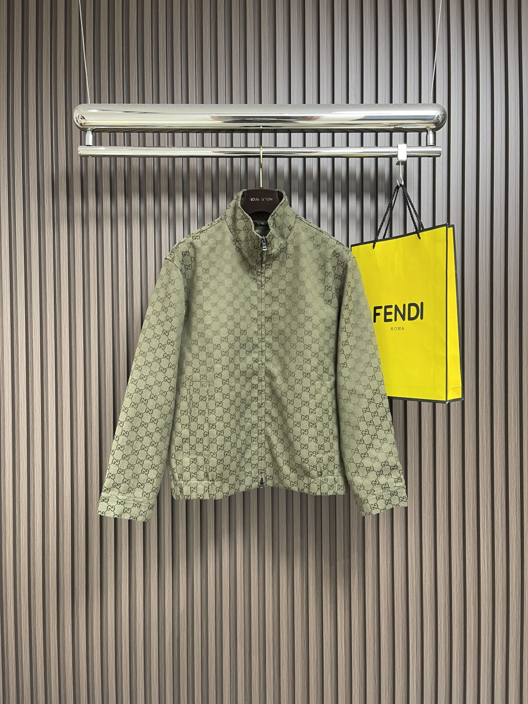 NO:499935,Gucci 2025FW early autumn new full-print jacquard stand collar long-sleeved jacket jacket. The new jacket is ingeniously crafted by camel and dark brown canvas, with the whole body embellishment and shredded to fully express the unique style. Customized classic interlocking fabrics, and the design style is different on both sides. Front zipper pockets, pointed collar design, casual style for men and women. Size S-XL, gucci, jackets & coats, jackets & coats, alexander wang19860909Gucci 2025FW早秋新款满印提花立领长袖夹克外套,新款夹克以驼色和深棕色帆布匠心打造,通体缀饰切丝,尽释别致风韵.定制经典互扣面料,双面设计风格各异.正面拉链口袋,尖领衣领设计,休闲版型男女同款 尺码S-XL,,gucci,jackets & coats,jackets & coats,alexander wang,Men's clothing