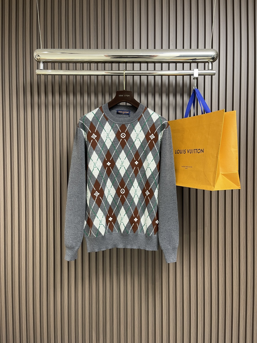 NO:499963,LV diamond lattice round neck knitted sweater, the wool material is made of 482 fine branches 50% basulan worsted wool yarn, and the 14-needle wool loom machine imported from Germany is knitted for 3-color jacquard technology. The flower shape is purely hand-drawn. The single piece takes 290 minutes. The weaving piece needs to be sewn and then qualitatively then manually disassembled and embroidered. The embroidery is positioned and embroidered with a high-speed embroidery machine. The back of the Hasou thread is spliced ​​for turtle back, and customized three-standard water washing. Size S-XL,,louis vuitton, sweaters, alexander wang19860909LV 菱形格圆领针织毛衣,毛料采用482细支50％巴素兰精纺羊毛纱线,采用德国进口14针毛织机进行3色提花工艺编织,花型纯手工绘制图,单件耗时290分钟、织片需要缝合好定性再进行手工拆解刺绣,刺绣采用高速刺绣机进行定位刺绣,背面哈梭线进行龟背拼接,定做三标水洗.尺码S-XL,,louis vuitton,sweaters,alexander wang,Men's clothing