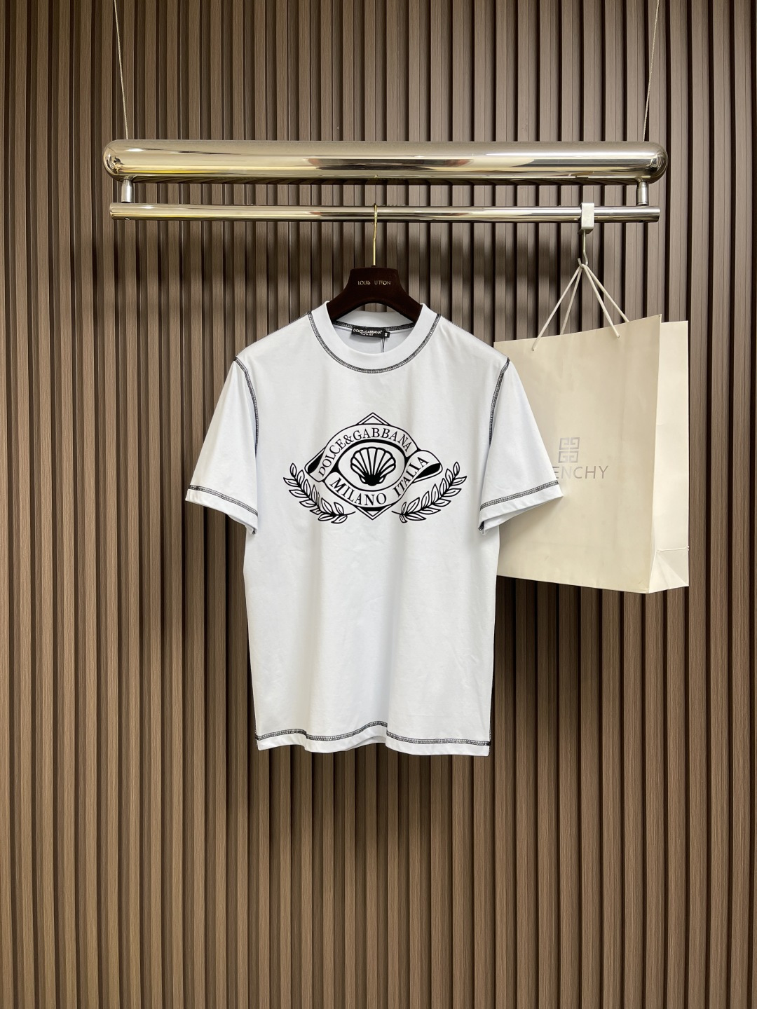 NO:504456,DG DOLCE GABBANA 2025SS spring and summer short-sleeved T-shirt 2025SS spring and summer series. Customized pure cotton fabric, chest logo print, the first choice for casual outings!  Size 44-46-48-50-52-54 M-4XL 44 garment length 69cm shoulder width 44cm bust 51cm 46 garment length 70cm shoulder width 45.5cm bust 53cm 48 garment length 71cm shoulder width 47cm bust 55cm 50 garment length 72cm shoulder width 48.5cm bust 57cm 52 garment length 73cm shoulder width 50cm bust 59cm 54 garment length 74cm shoulder width 51.5cm bust 61cm, Dolce&Gabbana, Dolce&Gabbana, T-shirt,tees, t-shirt,alexander wang19860909DG DOLCE GABBANA 杜嘉班纳2025SS春夏短袖T恤2025SS春夏系列.定制纯棉面料,胸前logo印花,休闲出街首选款！尺码44-46-48-50-52-54 M-4XL 44衣长69cm 肩宽44cm 胸围51cm 46衣长70cm 肩宽45.5cm 胸围53cm 48衣长71cm 肩宽47cm 胸围55cm 50衣长72cm 肩宽48.5cm 胸围57cm 52衣长73cm 肩宽50cm 胸围59cm 54衣长74cm 肩宽51.5cm 胸围61cm,,Dolce&Gabbana,Dolce&Gabbana,T-shirt,tees，t-shirt,alexander wang,Men's clothing