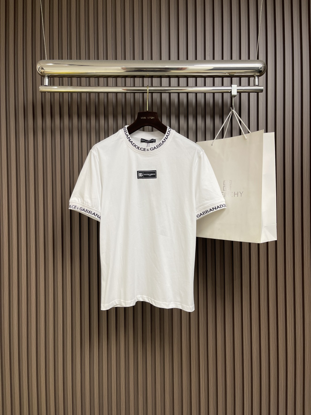 NO:504461,DolceGabbana DG 2025SS Spring and Summer New Crown Logo Round Neck Short Sleeve T-shirt, with eye-catching logo pattern modification!  Different from the past, it declares the design concept that has been passed down for many years in the brand!  Its eye-catchingness is no less than any style, and it perfectly presents the fashionable, high-end and luxurious feeling in front of the world!  Made of imported cotton, selected high-quality cotton fabrics, soft and soft, skin-friendly and delicate. Size 44-46-48-50-52-54 M-4XL 44 garment length 69cm shoulder width 44cm bust 51cm 46 garment length 70cm shoulder width 45.5cm bust 53cm 48 garment length 71cm shoulder width 47cm bust 55cm 50 garment length 72cm shoulder width 48.5cm bust 57cm 52 garment length 73cm shoulder width 50cm bust 59cm 54 garment length 74cm shoulder width 51.5cm bust 61cm, Dolce&Gabbana, Dolce&Gabbana, T-shirt,tees, t-shirt,alexander wang19860909DolceGabbana杜嘉班纳 DG 2025SS春夏新款仔章标识圆领短袖T恤,醒目的logo图案修饰！区别于以往的不同,宣示品牌传承多年的设计理念！其吸睛度完全不亚于任何式,将时髦高级感与奢华感完美呈现在世人眼前！客供进口全棉材质制成,精选优质棉面料,触感软糯亲肤细腻.尺码44-46-48-50-52-54 M-4XL 44衣长69cm 肩宽44cm 胸围51cm 46衣长70cm 肩宽45.5cm 胸围53cm 48衣长71cm 肩宽47cm 胸围55cm 50衣长72cm 肩宽48.5cm 胸围57cm 52衣长73cm 肩宽50cm 胸围59cm 54衣长74cm 肩宽51.5cm 胸围61cm,,Dolce&Gabbana,Dolce&Gabbana,T-shirt,tees，t-shirt,alexander wang,Men's clothing