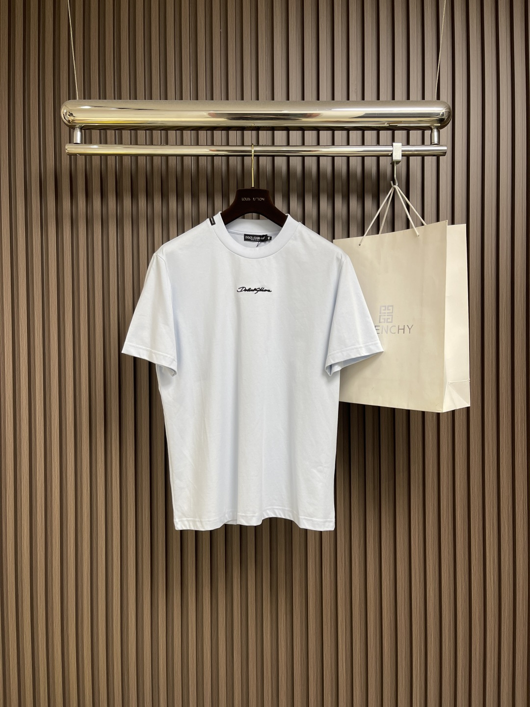 NO:521396,DG DOLCE GABBANA 2025SS spring and summer short-sleeved T-shirt, 2025SS spring and summer series. Customized pure cotton fabric, brand logo on the chest DG letter embroidery, the first choice for casual outing. Size 44-46-48-50-52-54 M-4XL 44-long 69cm shoulder width 44cm bust 51cm 46-long 70cm shoulder width 45.5cm bust 53cm 48-long 71cm shoulder width 47cm bust 55cm 50-long 72cm shoulder width 48.5cm bust 57cm 52-long 73cm shoulder width 50cm bust 59cm 54-long 74cm shoulder width 51.5cm  Bust circumference 61cm, Dolce & Gabbana, Dolce & Gabbana, T-shirt, tees, t-shirt, alexander wang19860909DG DOLCE GABBANA 杜嘉班纳2025SS春夏短袖T恤,2025SS春夏系列.定制纯棉面料,胸前品牌标识DG字母刺绣,休闲出街首选款.尺码44-46-48-50-52-54 M-4XL 44衣长69cm 肩宽44cm 胸围51cm 46衣长70cm 肩宽45.5cm 胸围53cm 48衣长71cm 肩宽47cm 胸围55cm 50衣长72cm 肩宽48.5cm 胸围57cm 52衣长73cm 肩宽50cm 胸围59cm 54衣长74cm 肩宽51.5cm 胸围61cm,,Dolce&Gabbana,Dolce&Gabbana,T-shirt,tees，t-shirt,alexander wang,Men's clothing