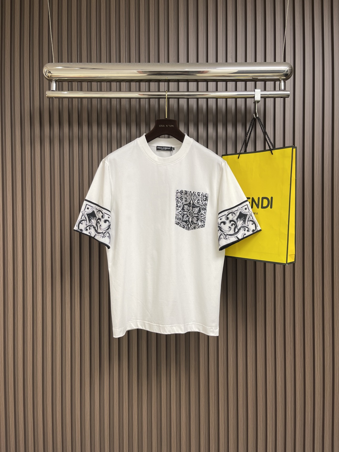 NO:504466,DG DolceGabbana pocket square frame decorative cotton round neck short-sleeved T-shirt, a short-sleeved short-sleeved shirt that is not easy to wear. This short-sleeved feel is super soft and comfortable, made of plain cotton. The soft and soft touch is different from the light and translucent of ordinary materials. The feel of porcelain is really drooping and more elastic. The unchanged femur edge of the neckline can well keep the collar flat and not fall off. The frame design on the front of the chest lights up the whole, luxurious and noble, self-evident. Size 44-46-48-50-52-54 M-4XL 44-69cm long shoulder width 44cm bust 51cm 46-70cm shoulder width 45.5cm bust 53cm 48-71cm shoulder width 47cm bust 55cm 50-72cm  Shoulder width 48.5cm Bust 57cm 52 garment length 73cm Shoulder width 50cm Bust 59cm 54 garment length 74cm Shoulder width 51.5cm Bust 61cm, Dolce&Gabbana, Dolce&Gabbana, T-shirt,tees, t-shirt,alexander wang19860909DG DolceGabbana杜嘉班纳 口袋方框装饰棉质圆领短袖T恤,一款不易撞衫的短袖,这款短袖的手感超级柔软舒服,采用平纹棉质制作,柔柔软软的触感区别普通料的轻薄透,手感瓷实有垂感,更有弹性,领口不变的股骨包边能很好的保持领型的平整不掉塌 胸前方框设计,点亮整体,奢华高贵,不言而喻.尺码44-46-48-50-52-54 M-4XL 44衣长69cm 肩宽44cm 胸围51cm 46衣长70cm 肩宽45.5cm 胸围53cm 48衣长71cm 肩宽47cm 胸围55cm 50衣长72cm 肩宽48.5cm 胸围57cm 52衣长73cm 肩宽50cm 胸围59cm 54衣长74cm 肩宽51.5cm 胸围61cm,,Dolce&Gabbana,Dolce&Gabbana,T-shirt,tees，t-shirt,alexander wang,Men's clothing