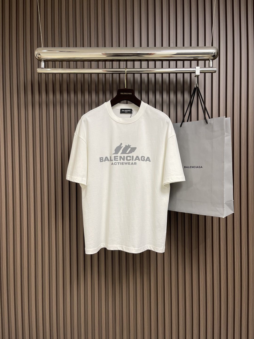 NO:499949,The whole set of Balenciaga 2025ss early autumn new printed logo short-sleeved T-shirt shorts suit, simple but unruly, the balenciaga brand logo on the chest, low-key and luxurious feeling full of ~ the badge design of the same color shorts instantly improves fashion, and the sense of high-end atmosphere is hard to grasp. Whether you go out or exercise, wear it, it will easily become the focus of the crowd, and the fashion is soaring. Size M-XXL,,balenciaga, shorts, T-shirt,tees, t-shirt,alexander wang19860909整套 Balenciaga 2025ss早秋新款印花标识短袖T恤短裤套装,简约却透着不羁,胸前balenciaga品牌标识,低调奢华感拉满～同色系短裤徽章设计,瞬间提升时尚度,高级氛围感狠狠拿捏,不管出街还是运动,穿上它,轻松成为人群焦点,时尚度一路狂飙. 尺码M-XXL,,balenciaga,shorts,T-shirt,tees，t-shirt,alexander wang,Men's clothing