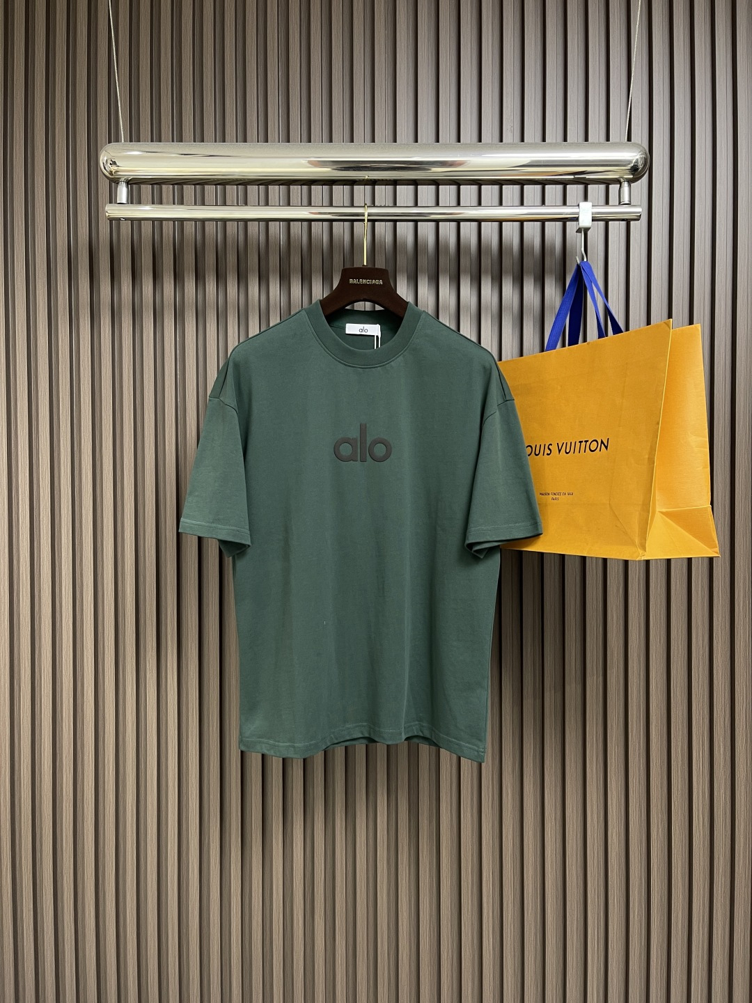 NO:499910,The complete set of ALO 2025SS new round neck T-shirt shorts set is made of exclusive imported customized fabrics. The surface of the fabric is very textured and obvious. The upper body is breathable, light and comfortable. The details show the design characteristics and exquisite craftsmanship, and the overall details are wonderful!  Overall style is fashionable, simple and elegant. Size M-XXL, shorts, tees, t-shirt, alexander wang19860909整套 ALO 2025SS新款圆领T恤短裤套装,采用客供独家进口定制面料,面料表面非常有质感显而易见,上身透气轻薄十分舒适,细节处彰显设计特色与精湛工艺,整体细节美妙绝伦！整体款式时尚简洁大方.尺码M-XXL,,shorts,tees，t-shirt,alexander wang,Men's clothing