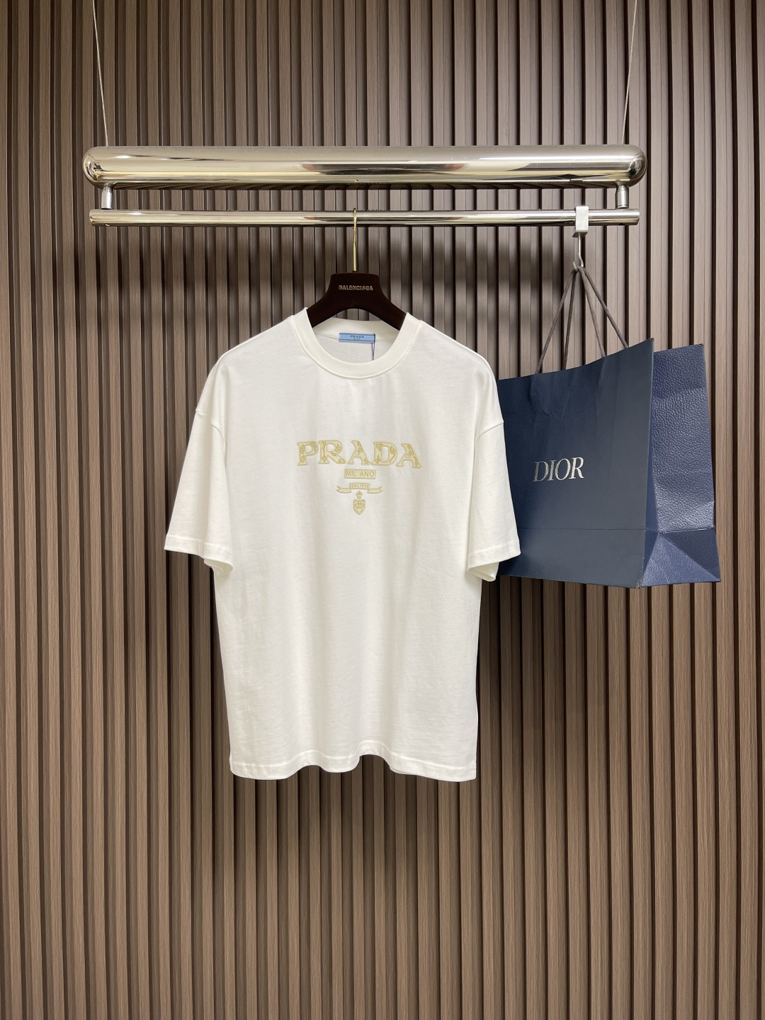 NO:505773,prada brand logo printed short-sleeved T-shirt shorts set, with bright and unique design, delicate and exquisite, generous and fashionable, with 270 grams of heavy long velvet cotton, soft and comfortable texture, delicate and smooth skin, same style for men and women, complete three standards, and will not deform after washing for a long time. Size M-XXL,,prada, shorts, T-shirt,tees, t-shirt,alexander wang19860909prada 品牌标识印花短袖T恤短裤套装,设计亮眼独特,细致精巧,大方而时尚,面料取用270高克重长绒棉,质地柔软舒适,肤感细腻爽滑,男女同款,三标齐全,久洗不变形.尺码M-XXL,,prada,shorts,T-shirt,tees，t-shirt,alexander wang,Men's clothing