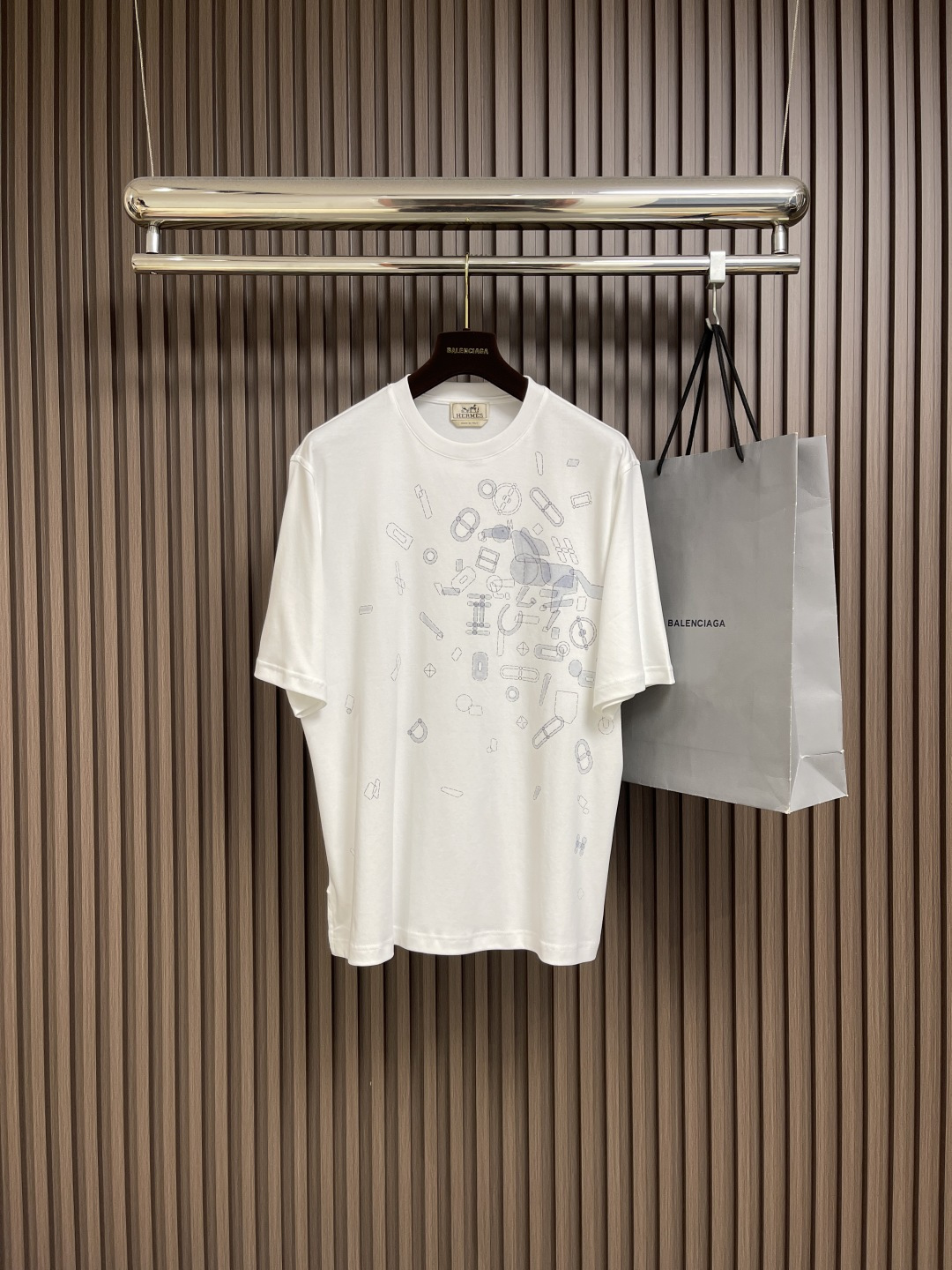 NO:504480,hermes 2025SS early autumn new round neck T-shirt Fragments Equestres Small wide round neck short-sleeved shirt The latest horse-themed graphic design, the lines have a concave and convex texture, the inner color is drawn to match each other, and the details are very detailed and textured. The upper body is fashionable and gives a modern sense of atmosphere. The original slightly wide cut, the neckline slightly fits the neck, making the overall upper body look younger and more fashionable. Before cutting, the fabric is strictly followed by the standard of 5 washes before dyeing, and the shrinkage rate is controlled within 2%. The fabric is made of a customer-supplied long-length cotton texture, the surface has a warm and shiny feeling, and the upper body is comfortable and smooth, showing high-end, skin-friendly, breathable, and has a very crisp feeling. Size S-XL,, hermes, T-shirt,tees, t-shirt,alexander wang19860909hermes 2025SS早秋新款圆领T恤 Fragments Equestres 微阔圆领短袖衫 最新的马主题图型设计,线条有着凹凸感 内里彩拔印 相互衬托 很有细节质感 上身时尚而赋予现代气息感 原版微阔的剪裁,领口微微贴合颈部,让整体上身更显年轻时尚, 面料在裁剪前,严格按照染 色前5次 洗水的标准, 将缩水率控制在2％内,面料采用客供织长绒棉质地,表面有着温润的光泽感,上身舒适顺滑,显高档 亲肤 透气,又有很好挺括感.尺码S-XL,,hermes,T-shirt,tees，t-shirt,alexander wang,Men's clothing