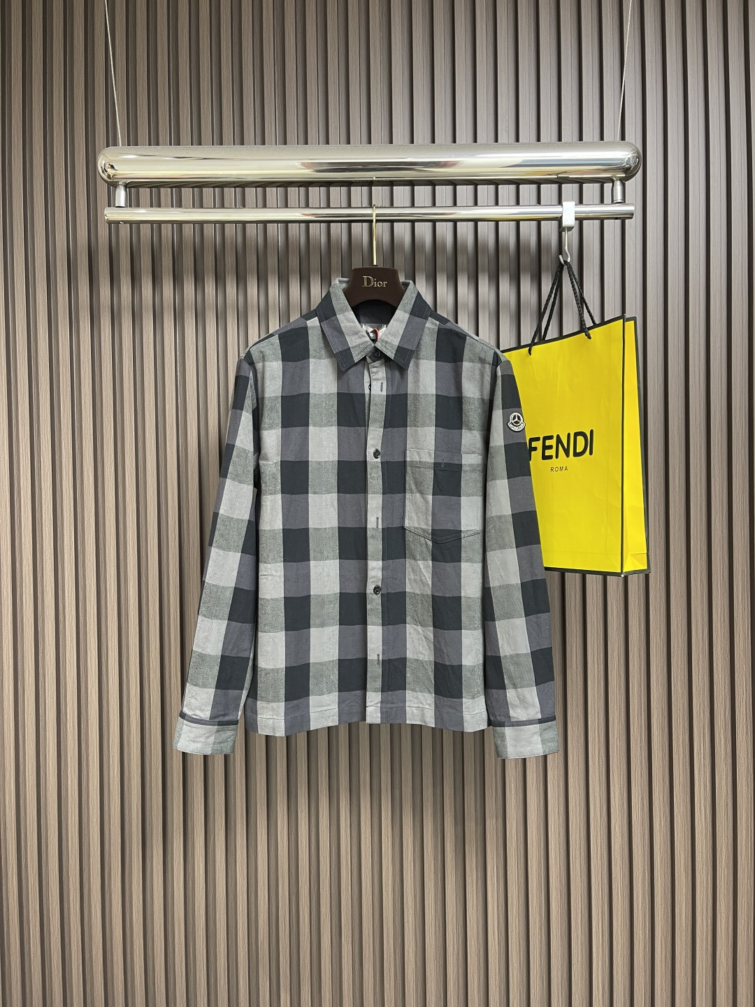 NO:504495,Moncler x Mercedes-Benz plaid long-sleeved shirt, custom-made classic plaid cotton elegant material, with pure dark gray and light gray as the tone, deep and layered. Moncler x Mercedes-Benz co-created series, the lines of the plaid are regular and charming, the back embroidery is embroidered, the outline of the letters is clear and powerful, and the joint embroidery mark on the hand sleeve is another lively landscape. The imported machine embroidery technology is used, and advanced computer control systems and precise mechanical components are used to realize Moncler embroidery operations, infrared positioning cutting beds, and the accurate positioning of the materials can be achieved through infrared transmitters and infrared receivers. The accuracy can reach the micron level, thus meeting the effect of high-precision cutting of plaids. Size 46-52 S-XL,,shirts,alexander wang19860909Moncler x Mercedes-Benz 格纹长袖衬衫,定制典织格彩棉质雅料,以纯粹深灰与浅灰的交织为基调,深邃而富有层次感.Moncler x Mercedes-Benz共创系列,格纹的线条规整而富有韵,后幅刺绣为点缀,字母的轮廓清晰而有力,而手袖上的联名绣标则是另一番灵动的风景.采用进口机刺绣工艺,使用先进的计算机控制系统和精密的机械部件,实现Moncler刺绣作业,红外线定位裁床,通过红外发射器和红外接收器来实现对材料的精准定位,精度可达到微米级别,从而满足格纹对位高精度裁剪的效果.尺码46-52 S-XL,,shirts,alexander wang,Men's clothing