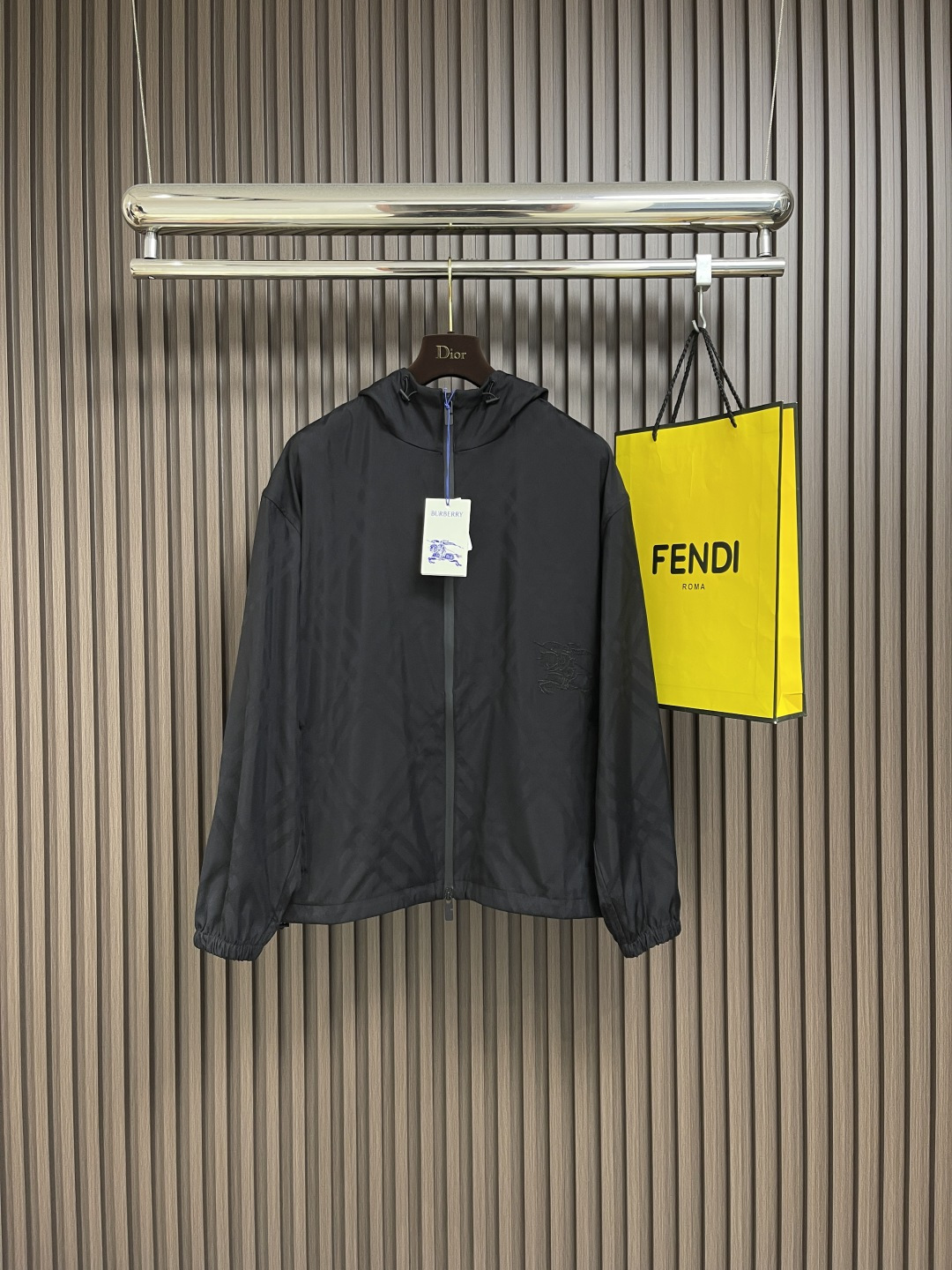 NO:520235,Burberry  Jacquard twill embroidered hooded jacket, a very durable fabric made of nylon as the base. The density is only 1.14gCM3, which reduces its weight by 20. At the same time, it has extremely strong wear resistance and is difficult to bleed after repeated friction. After a lot of exercise, its hydrophobic fibers form a capillary effect, guiding sweat to evaporate quickly. The warp yarns are divided by the sheath lifting device, and the electromagnetic needle of the electronic jacquard machine is controlled at 0.01 seconds per needle speed, so that the weft yarns are in  A specific position is interwoven with the warp yarn to form a preset oblique dark pattern. The solid embroidery area and laser area are preset by using the CAD plate making system. The high-precision war horse embroidery of 8798 needles is formed through the embroidery machine at a needle speed of 1000rpm. Then, the laser cutting process is used to accurately remove the base fabric at the edge of the embroidery, and the laser accuracy of ±0.1mm makes the embroidery body smooth and burrless. Size S-XL, burberry, jackets  & coats,hats,alexander wang19860909Burberry 提花斜纹格绣花连帽夹克,选用锦纶为基底打造的一款耐用性极强的面料.密度仅1.14gCM3,使其同等厚度下重量减轻20.同时耐磨性极强,反复摩擦不易起毛.大量运动之后其疏水纤维形成毛细效应,引导汗液快速蒸发.通过提综装置控制经纱分成,电子提花机电磁针以0.01秒每针速度控制,使纬纱在特定位置与经纱交织,形成预设的斜格暗纹.采用CAD制版系统预设实体绣区域和激光区域,通过绣花机1000rpm针速形成达8798针高精度战马刺绣.再使用激光切割工艺,在绣花边缘区域精准移除底布面料,±0.1mm的激光精度使绣体平滑无毛边.尺码S-XL,,burberry,jackets & coats,hats,alexander wang,Men's clothing