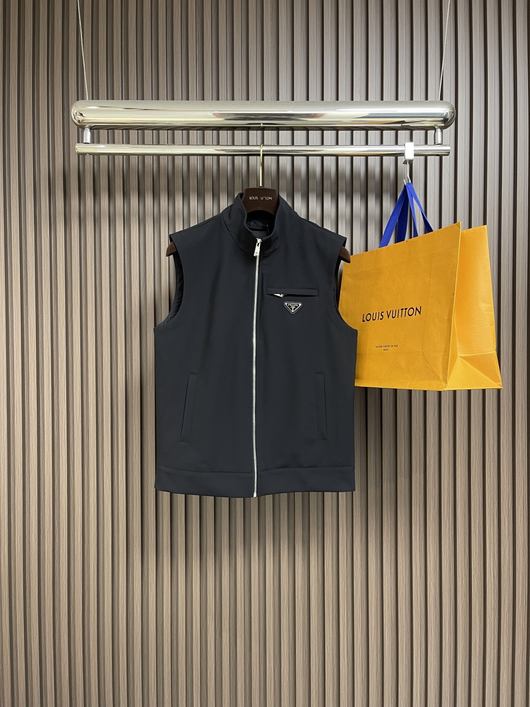 NO:504505,PRADA 2025ss autumn and winter new sleeveless jacket vest classic hot version simple and fashionable versatile chest brand logo embroidery logo soft and delicate touch comfortable upper body customer supply original imported engraving hardware accessories. Size 48-56, prada, jackets & coats, alexander wang19860909PRADA 2025ss秋冬新款无袖外套马甲 经典爆款版本 简洁时尚百搭 胸前品牌logo刺绣标识 手感柔软细腻 上身舒适 客供原版进口刻字五金辅料配件.尺码48-56,,prada,jackets & coats,alexander wang,Men's clothing