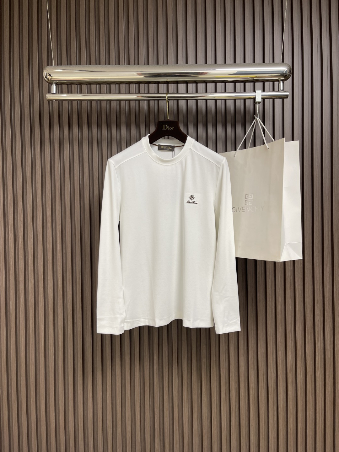 NO:504486,LP Loropiana 2025ss autumn and winter new long-sleeved T-shirt base shirt, full quality!  The craftsmanship adopts the chest logo badge design!  The upper body is comfortable and breathable, not stiff, and the overall body has a rich three-dimensional feeling, quality export orders, customized exclusive long-length cotton fabric tailoring to meet the simple needs of commuters for dressing. Size M-3XL, loro piana, loro piana, tees, t-shirt, alexander wang19860909LP Loropiana 2025ss秋冬新款长袖T恤打底衫,全品相！工艺采用胸前logo 徽章设计！上身舒适透气,不僵硬,整体有着丰富的立体感,品质出口订单,定制专属长绒棉面料剪裁,满足通勤人们对于着装的简约需求.尺码M-3XL,,loro piana,loro piana,tees，t-shirt,alexander wang,Men's clothing