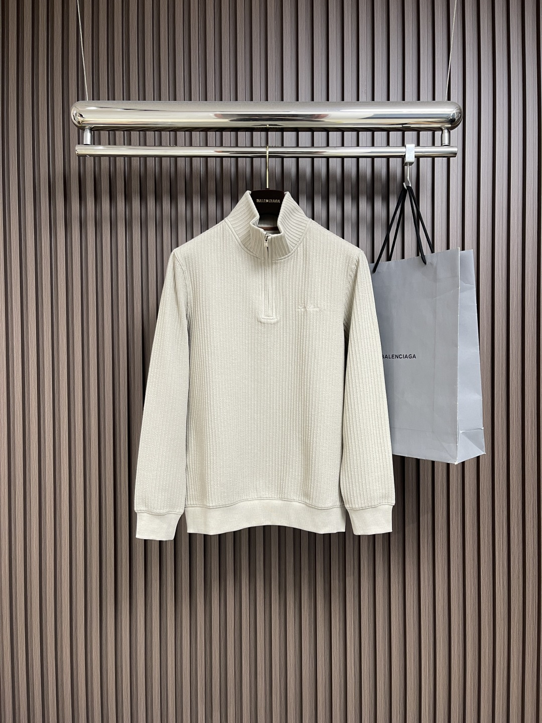 NO:504490,LP Loropiana 2025SS Autumn and Winter New Style Recommended by Old Money and Newcomers!  Fine cotton blended zipper half-high neck men's sweatshirt jacket Half-high neck zipper gives people a perfect sense of fashion, no matter whether it is fitted inside or outside, it has a sense of detail, chest embellishment, Italian tailoring, fabric is made of fine cotton blended material, belongs to the thickness of autumn and winter, comfortable to touch, skin-friendly upper body, breathable, warm, and has a good sense of crispness, full quality order. Size M-3XL,,loro piano,loro piano,hoodie,sweatshirts,jackets & coats,alexander wang19860909LP Loropiana 2025SS秋冬新款 老钱新贵推荐！精棉混纺拉链半高领男士卫衣外套 半高领拉链给人以恰到好处的时尚感 不管内搭还是外穿都很有细节感胸标点缀 意式的剪裁 面料采用 精棉混纺材用料足 属于秋冬厚度 手感舒适 上身亲肤 透气 保暖的同时 又有很好的挺括感 全品相订单.尺码M-3XL,,loro piana,loro piana,hoodie,sweatshirts,jackets & coats,alexander wang,Men's clothing