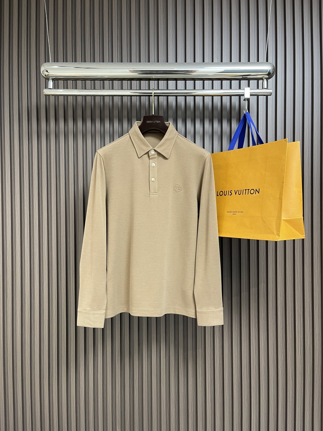 NO:504498,LP Loropiana 2025SS early autumn new long-sleeved lapel POLO shirt, classic and versatile style every year, a combination of styles, three-button, cuff fork, button embellishment, exquisite embroidery of the left front chest, upright upper body, the overall upper body feel will not be too tight or too loose, very friendly to the figure, easy to wear and versatile, classic and out of date!  The fabric is made of cashmere bead floor fabric and garment washing process. The upper body makes the skin more comfortable to touch the fabric.  The upper body is very high-end, skin-friendly and breathable, crisp and stylish. Orders of full-quality. Size M-3XL, loro piana, loro piana, alexander wang19860909LP Loropiana 2025SS早秋新款长袖翻领POLO衫,年年经典百搭款式 合体的版型 三粒扣 袖口脚叉 扣子点缀 左前胸品牌精致绣花 上身挺拔 整体上身感不会过紧或者过松 对身材很友好 好穿又百搭经典不过时！面料采用 羊绒珠地面料 成衣水洗的工艺 上身让皮肤接触面料更加舒适．上身很高档 亲肤透气,挺括有型 全品相的订单.尺码M-3XL,,loro piana,loro piana,alexander wang,Men's clothing