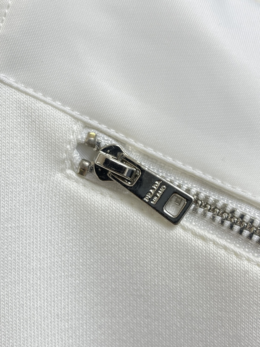 🛒🛒Prada 2025ss早秋铭牌口袋经典款圆领套头卫衣 前幅口袋铭牌点缀设计 左肩搭配拉链添加亮点 