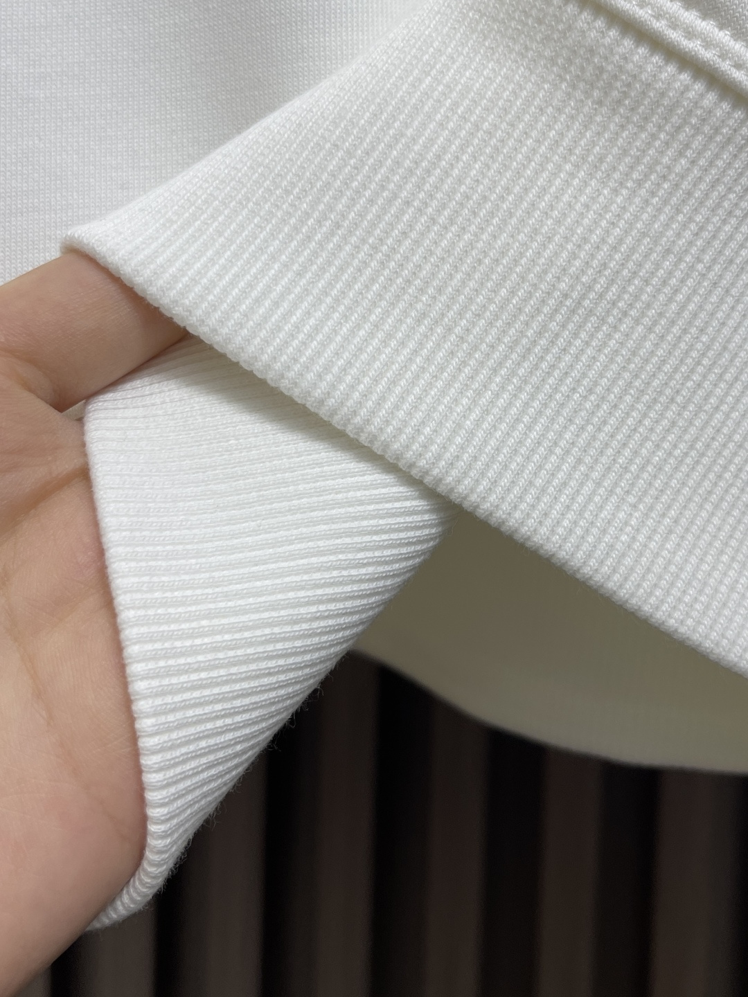 🛒🛒Prada 2025ss早秋铭牌口袋经典款圆领套头卫衣 前幅口袋铭牌点缀设计 左肩搭配拉链添加亮点 