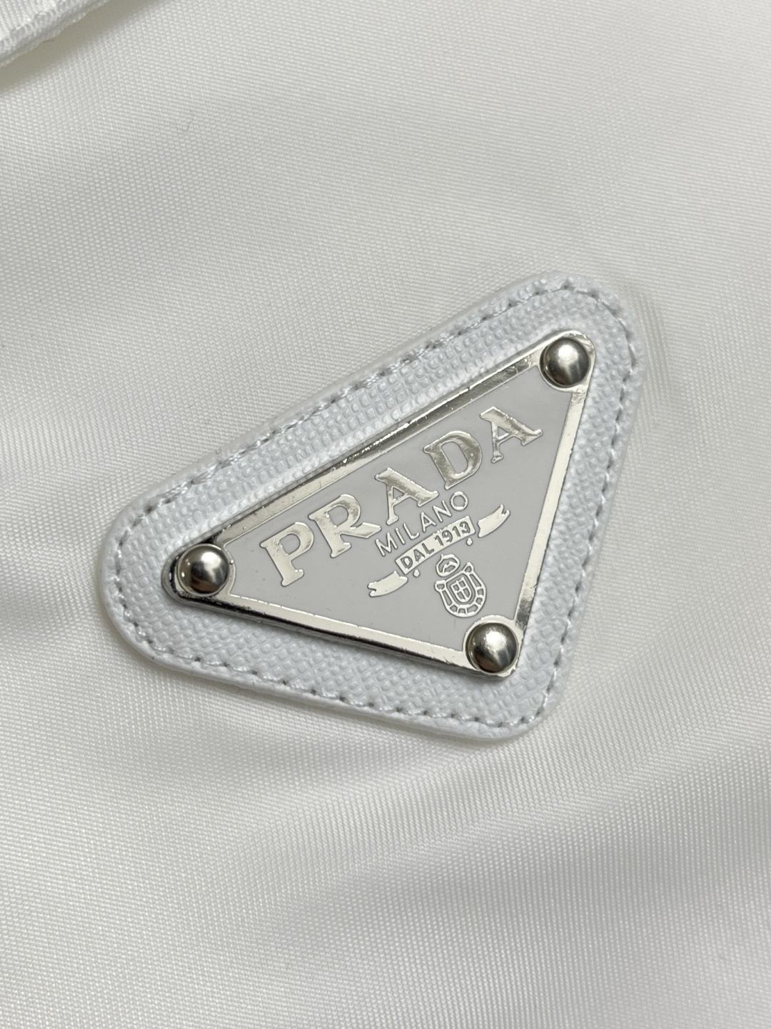 🛒🛒Prada 2025ss早秋铭牌口袋经典款圆领套头卫衣 前幅口袋铭牌点缀设计 左肩搭配拉链添加亮点 