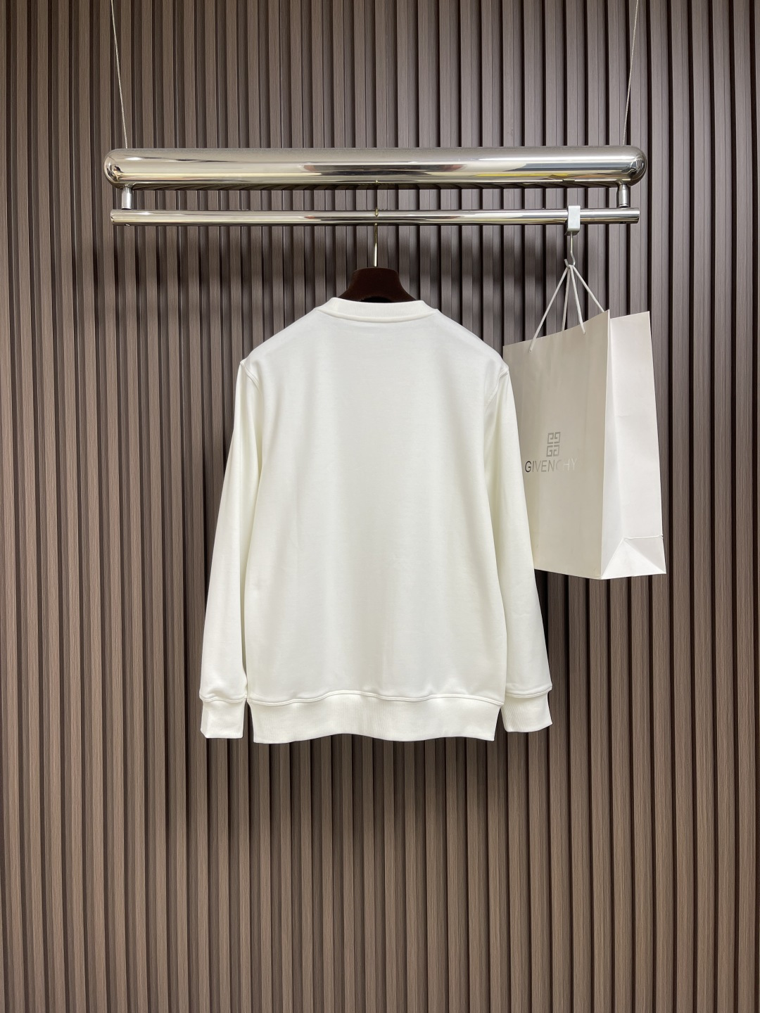 🛒🛒Prada 2025ss早秋铭牌口袋经典款圆领套头卫衣 前幅口袋铭牌点缀设计 左肩搭配拉链添加亮点 