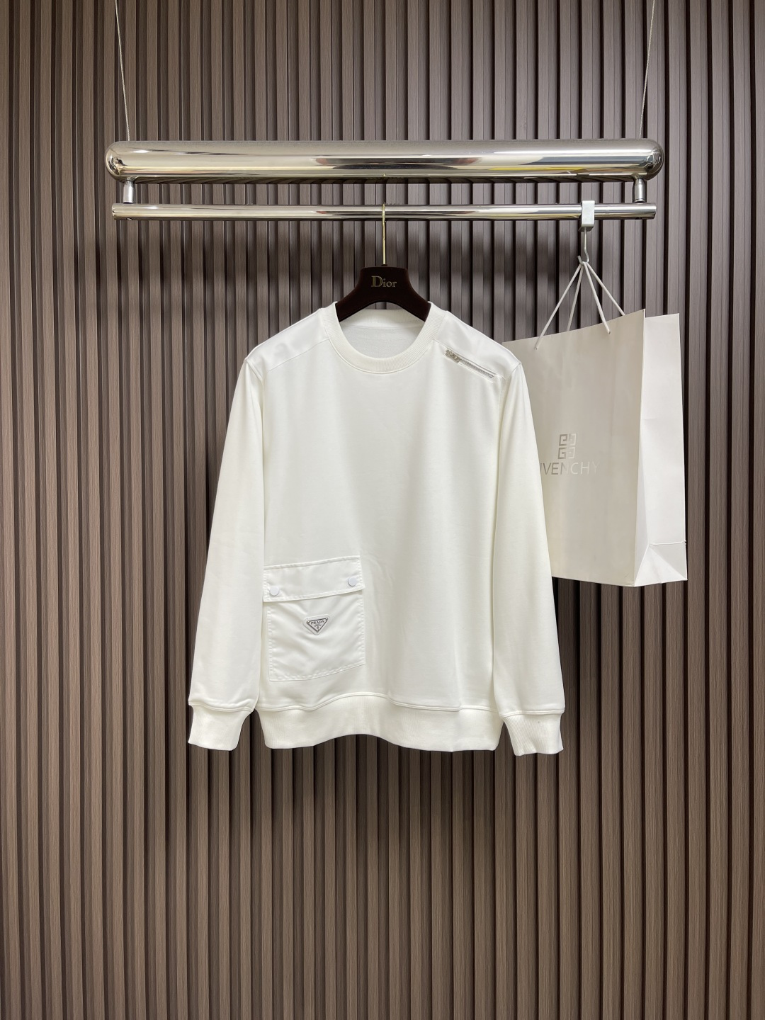 NO:522658,Prada 2025ss early autumn nameplate pocket classic round-neck pullover sweatshirt with front pocket nameplate embellishment design, left shoulder with zipper to add highlights, it seems simple, regardless of the style or design, there is enough detail!  The slightly wide-fitting style is slightly fitted to the neck, and the overall upper body feels more fashionable, with a good style and good fabric!  High-definition combed cotton material is comfortable and skin-friendly, and has texture. Size M-3XL, prada, hoodie, sweatshirts, alexander wang19860909Prada 2025ss早秋铭牌口袋经典款圆领套头卫衣 前幅口袋铭牌点缀设计 左肩搭配拉链添加亮点 看是简单,不管版型还是设计足够有细节！微阔版型,领口微微贴合颈部,整体上身感更具时尚感,好版型好面料！高密精梳棉的材质上身舒适亲肤,且具有质感.尺码M-3XL,,prada,hoodie,sweatshirts,alexander wang,Men's clothing