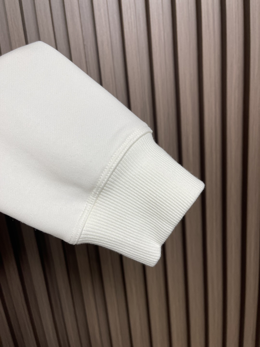 🛒🛒Prada 2025ss早秋铭牌口袋经典款圆领套头卫衣 前幅口袋铭牌点缀设计 左肩搭配拉链添加亮点 