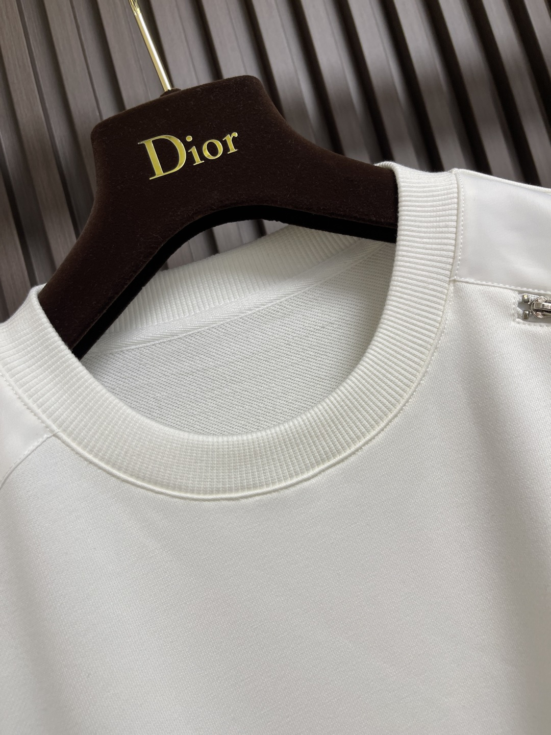 🛒🛒Prada 2025ss早秋铭牌口袋经典款圆领套头卫衣 前幅口袋铭牌点缀设计 左肩搭配拉链添加亮点 