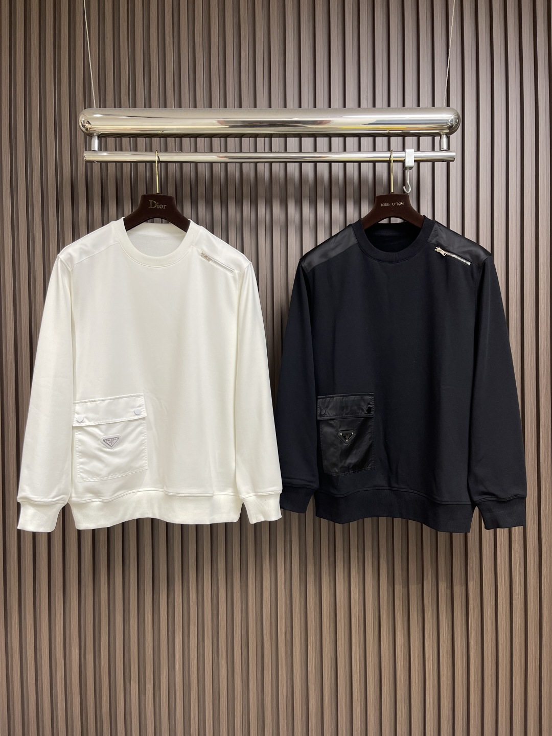 🛒🛒Prada 2025ss早秋铭牌口袋经典款圆领套头卫衣 前幅口袋铭牌点缀设计 左肩搭配拉链添加亮点 