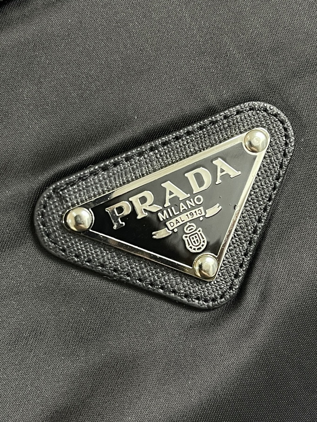 🛒🛒Prada 2025ss早秋铭牌口袋经典款圆领套头卫衣 前幅口袋铭牌点缀设计 左肩搭配拉链添加亮点 