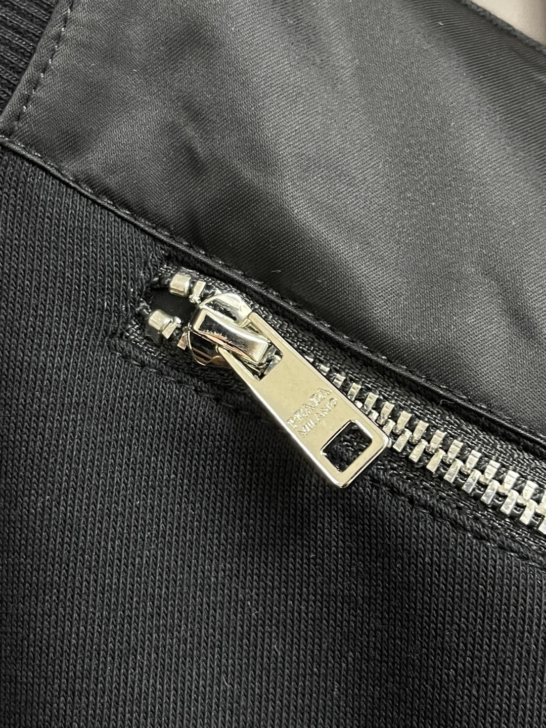 🛒🛒Prada 2025ss早秋铭牌口袋经典款圆领套头卫衣 前幅口袋铭牌点缀设计 左肩搭配拉链添加亮点 