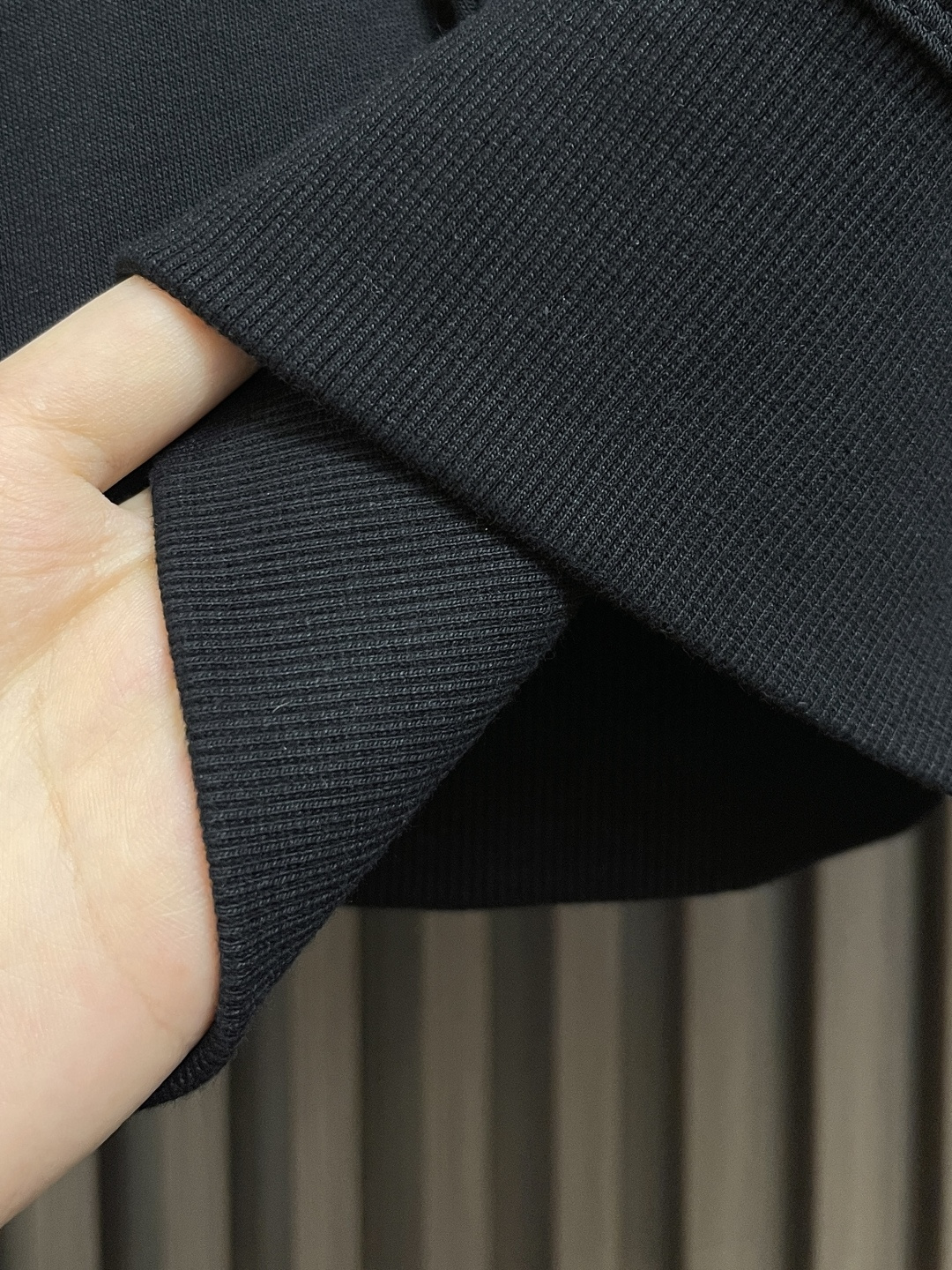 🛒🛒Prada 2025ss早秋铭牌口袋经典款圆领套头卫衣 前幅口袋铭牌点缀设计 左肩搭配拉链添加亮点 