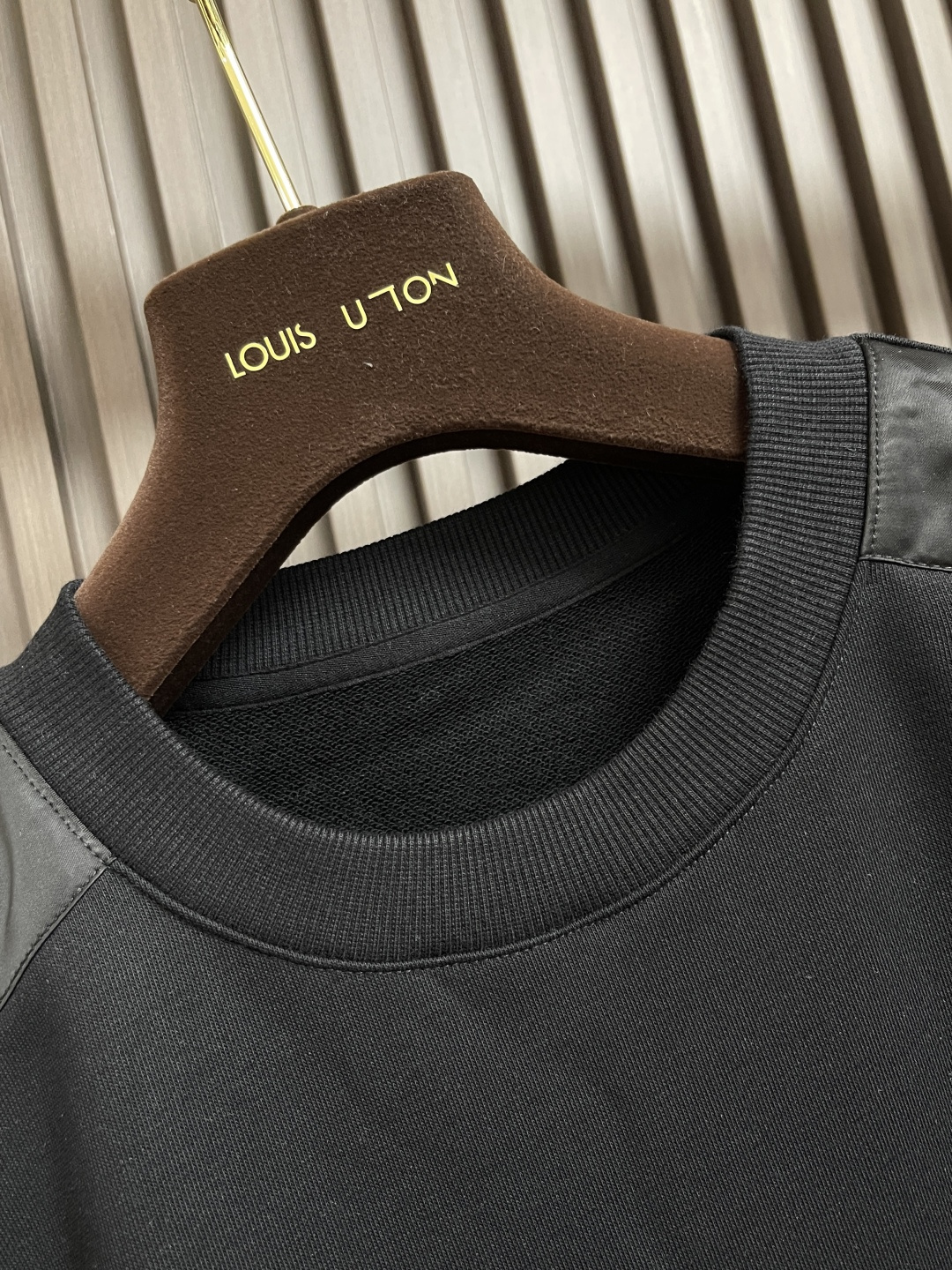 🛒🛒Prada 2025ss早秋铭牌口袋经典款圆领套头卫衣 前幅口袋铭牌点缀设计 左肩搭配拉链添加亮点 