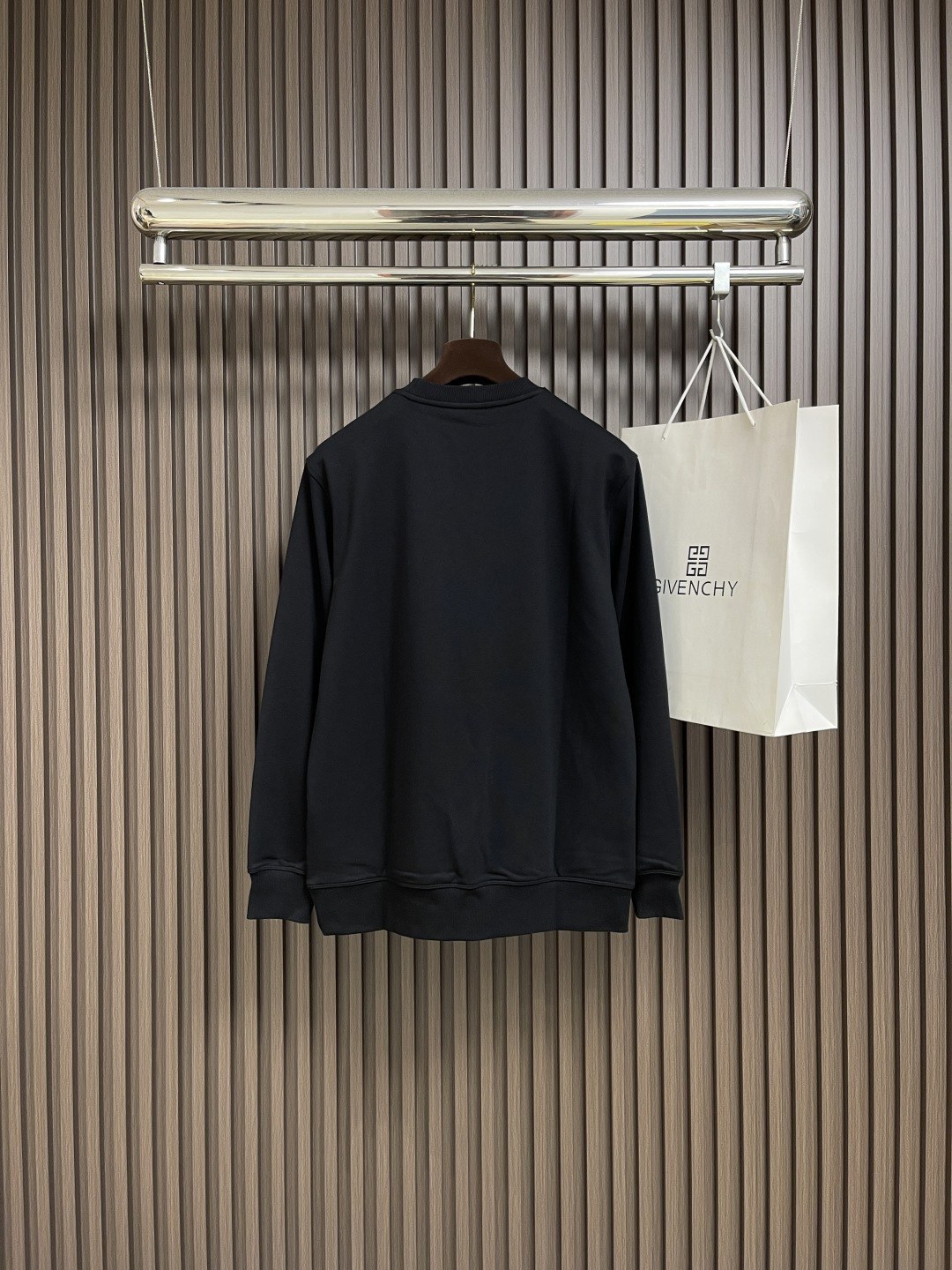 🛒🛒Prada 2025ss早秋铭牌口袋经典款圆领套头卫衣 前幅口袋铭牌点缀设计 左肩搭配拉链添加亮点 