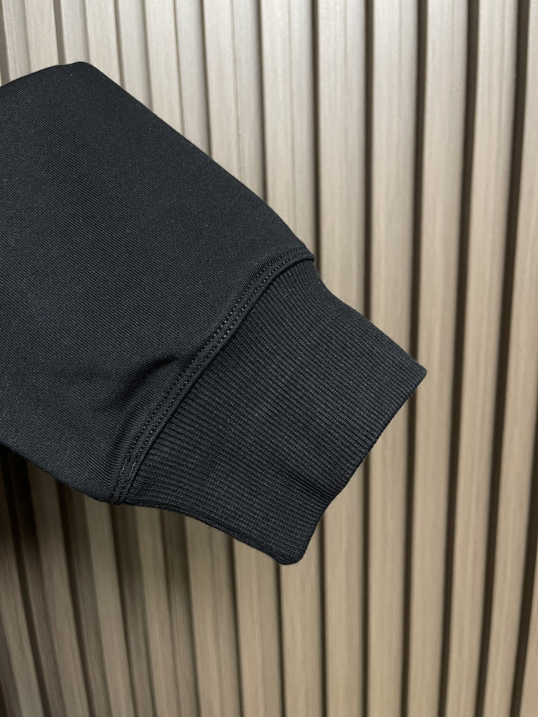 🛒🛒Prada 2025ss早秋铭牌口袋经典款圆领套头卫衣 前幅口袋铭牌点缀设计 左肩搭配拉链添加亮点 