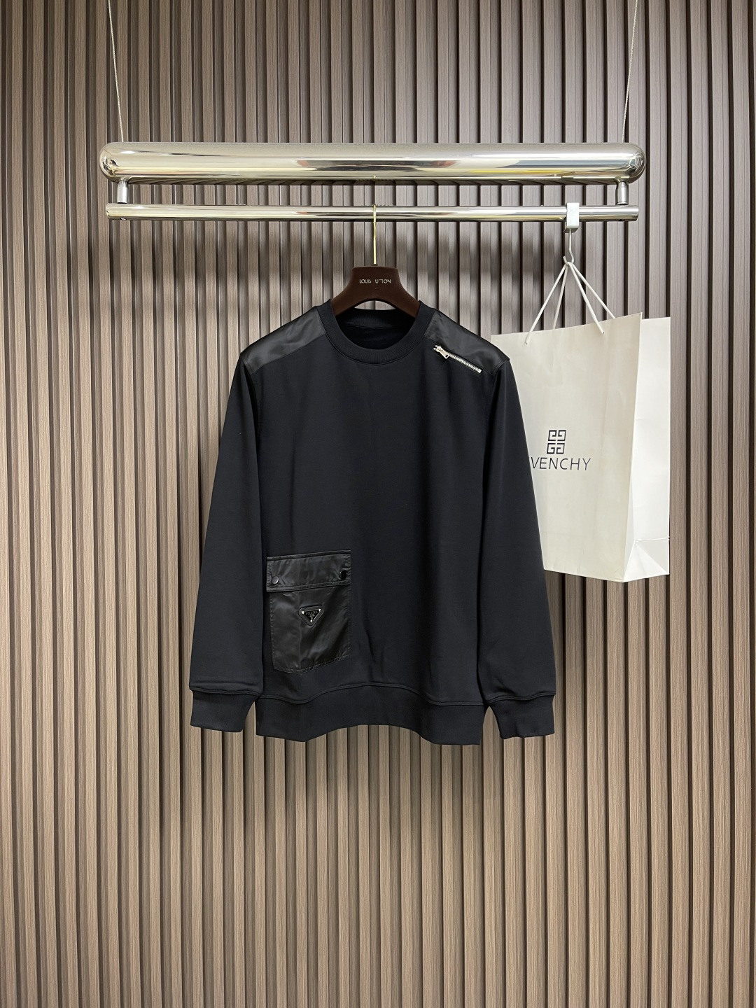 🛒🛒Prada 2025ss早秋铭牌口袋经典款圆领套头卫衣 前幅口袋铭牌点缀设计 左肩搭配拉链添加亮点 