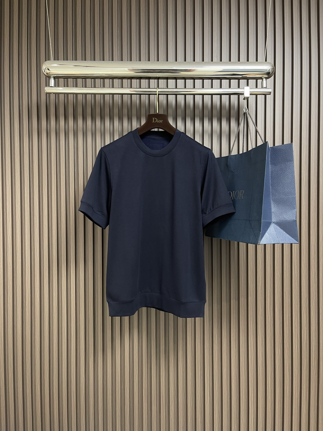 NO:505784,Prada 2025ss Autumn and Winter New Short-sleeved T-shirt!  You can tell it is very soft when you buy it. The back collar is decorated with a triangle seal. The surface has a modal texture and a soft cashmere inside. It feels very good for the upper body to have a skin-friendly feeling!  !  The fabric has good elasticity, comfortable and breathable, slim and slim while being unrestrained, with a rich three-dimensional feeling.  Good craftsmanship, good fabrics, good style, makes this dress more profound and high-end, and more fashionable. This one can not only be worn inside, but also does not look monotonous when worn alone. Size M-3XL, prada, T-shirt, tees, t-shirt, alexander wang19860909Prada 2025ss秋冬新款短袖T恤！入手便知非常柔软,后领三角章装饰 表面有着莫代尔的肌理内里有些羊绒的柔软 上身亲肤感极好！！面料带有很好的弹力,舒适透气 修身显瘦的同时又无束缚感,有着丰富的立体感．好工艺 好面料 好版型 让这件衣服更有深度和高档 穿搭上多一份时 尚,这款不仅可以内搭打底,单穿亦不会显得单调.尺码M-3XL,,prada,T-shirt,tees，t-shirt,alexander wang,Men's clothing