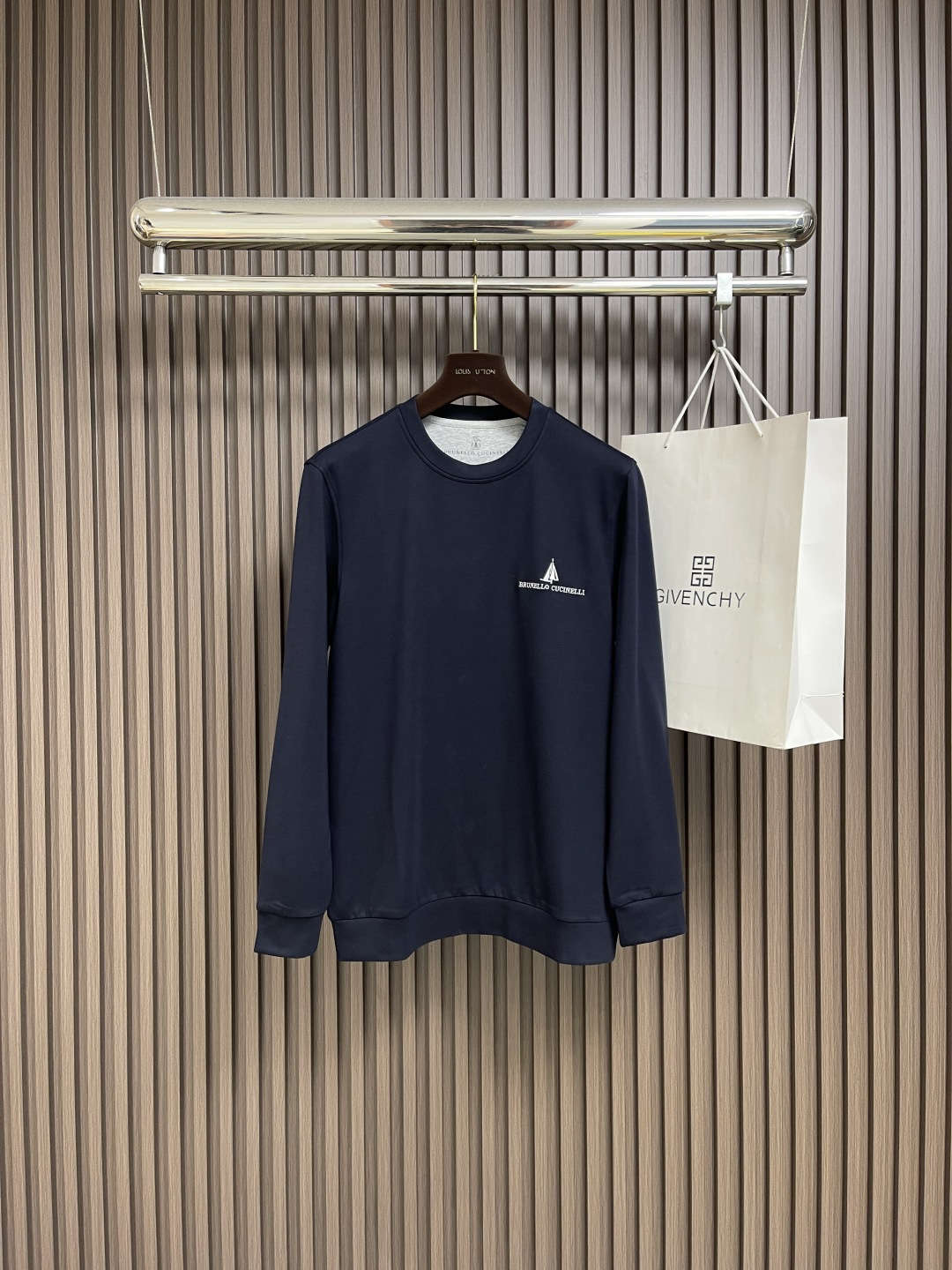 NO:504491,BC BrunelloCucinelliBrunello.  Cucinelli 2025 autumn and winter new base shirt long-sleeved T-shirt!  You can tell it is very soft when you buy it. The brand printed turtle back has the surface of modal texture and the inside is a bit soft with cashmere inside. The upper body feels very good with skin!  !  The fabric has good elasticity, comfortable and breathable, slim and slim while being unrestrained. The neckline brand logo embroidered decoration has a rich three-dimensional feeling.  Good craftsmanship, good fabrics and styles make this dress more profound and high-end. More fashionable. This one can not only be worn inside, but also won't look monotonous when worn alone. Size M-3XL, brunello cucinelli,tees, t-shirt, alexander wang19860909BC BrunelloCucinelli布鲁内洛．库奇内利 2025秋冬新款打底衫长袖T恤！入手便知非常柔软,品牌印花龟背 表面有着莫代尔的肌理内里有些羊绒的柔软 上身亲肤感极好！！面料带有很好的弹力,舒适透气 修身显瘦的同时又无束缚感,领口品牌Logo绣花装饰 有着丰富的立体感．好工艺 好面料好版型 让这件衣服更有深度和高档 穿搭上多一份时 尚,这款不仅可以内搭打底,单穿亦不会显得单调,尺码M-3XL,,brunello cucinelli,tees，t-shirt,alexander wang,Men's clothing